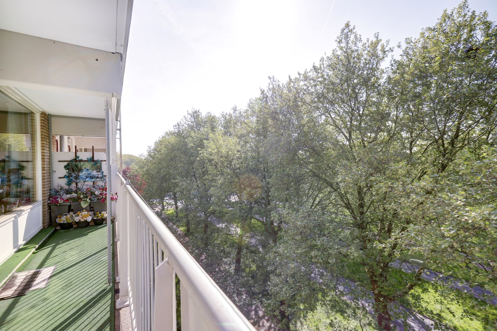 Licht 3 (voorheen 4) kamer appartement op de vijfde verdieping met woningbreed balkon! 