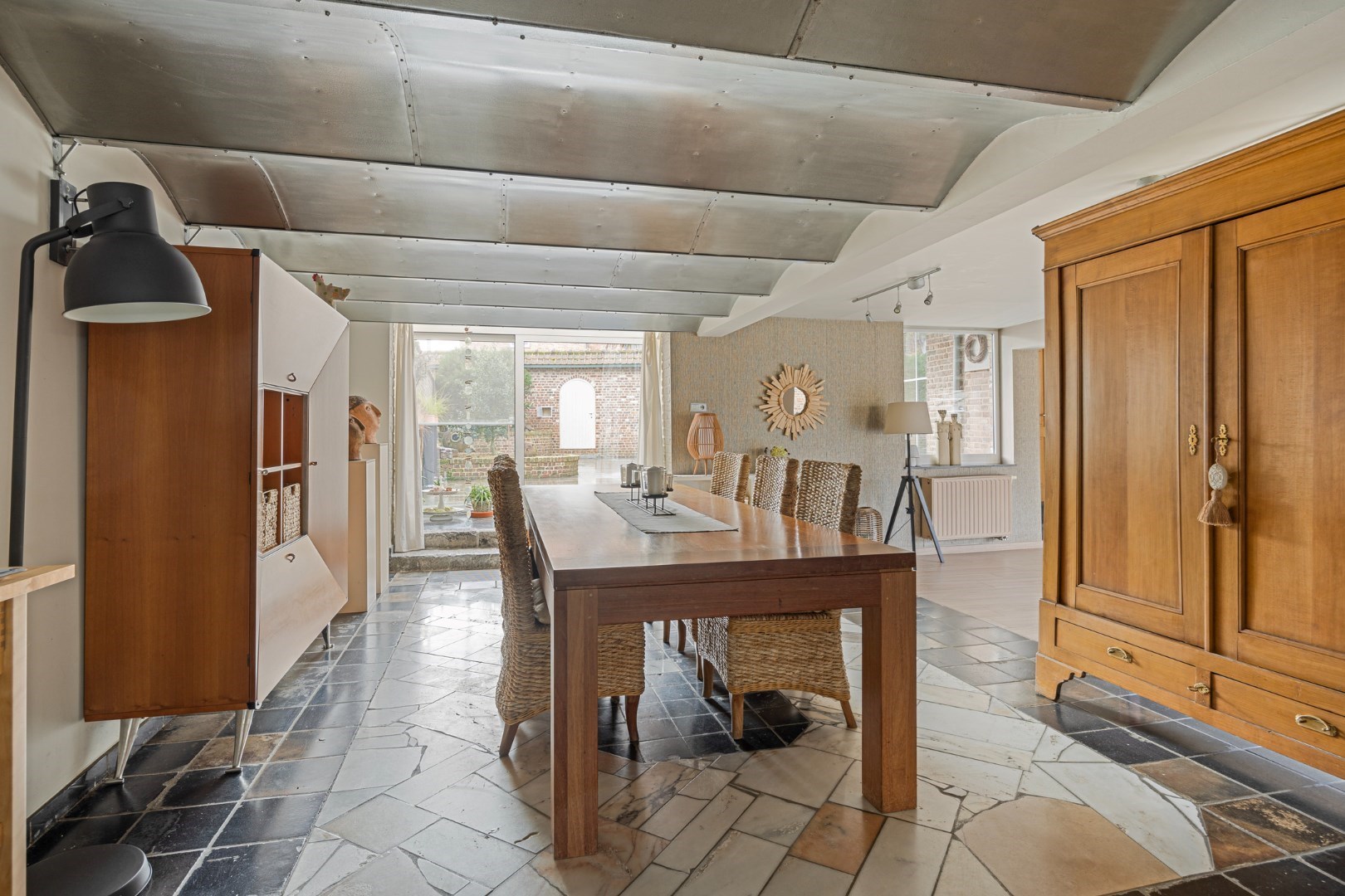eetkamer met zicht op voorste binnenkoer