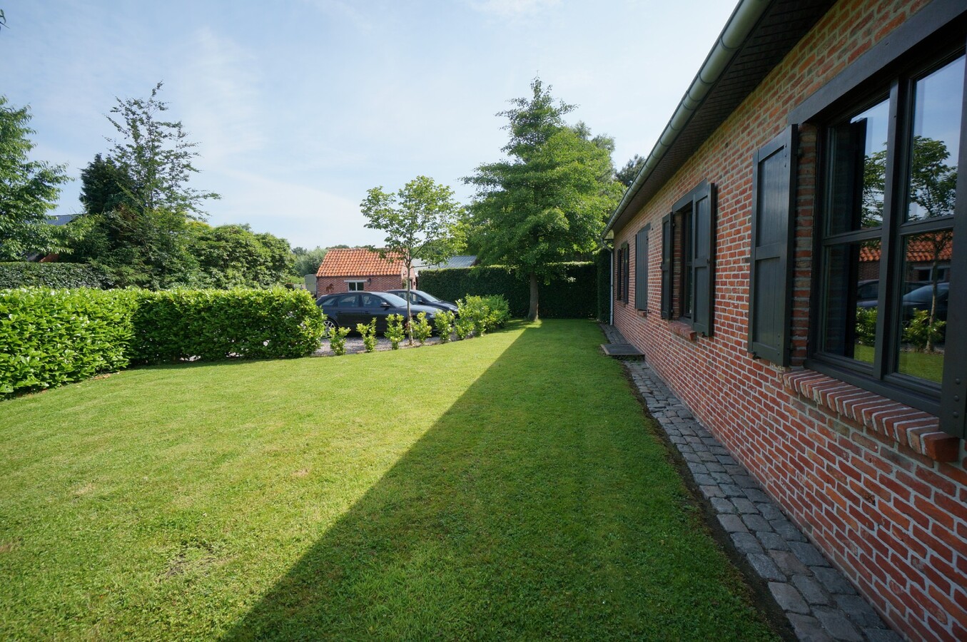 Verzorgde woning met stallen en piste op ca. 5374m&#178; te Wortel (Hoogstraten) 