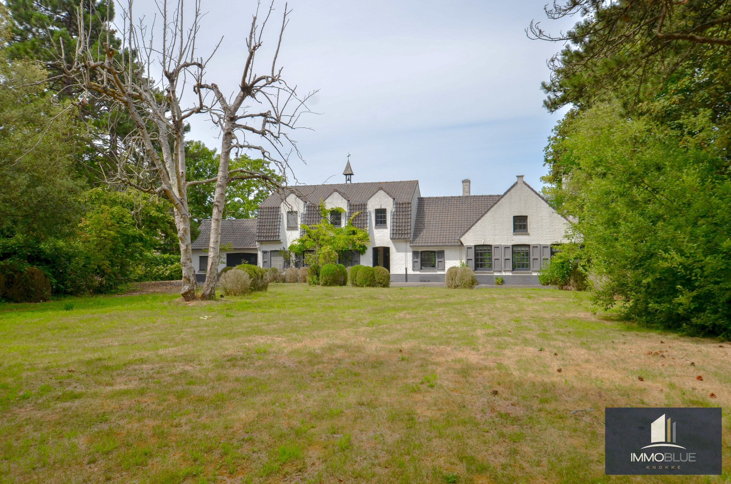Villa exclusive, situ&#233;e au calme sur un terrain de 1.628 m&#178;, &#224; proximit&#233; du Royal Zoute Tennis Club. 
