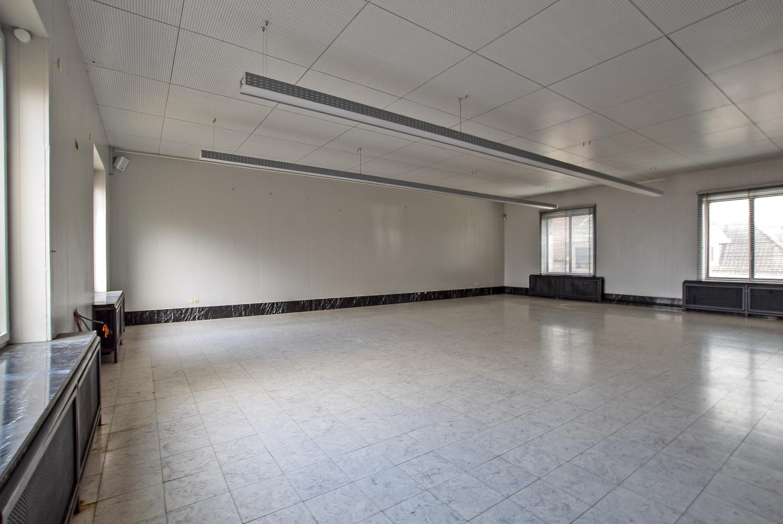 Voormalig bankgebouw in centrum Veurne met tal van mogelijkheden op 650 m&#178;. 