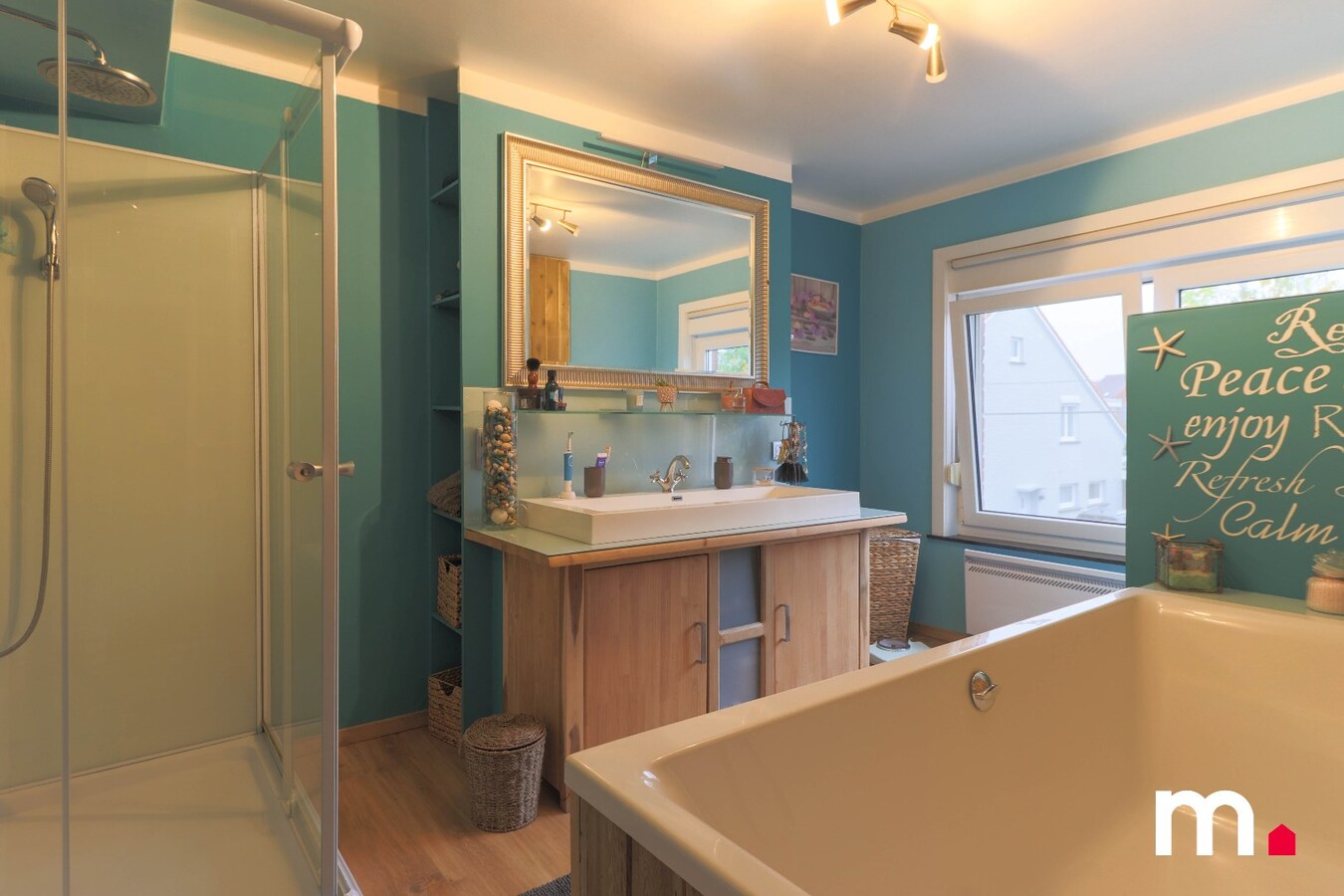 Halfopen bebouwing met grote tuin, garage  en 3 slaapkamers ! 