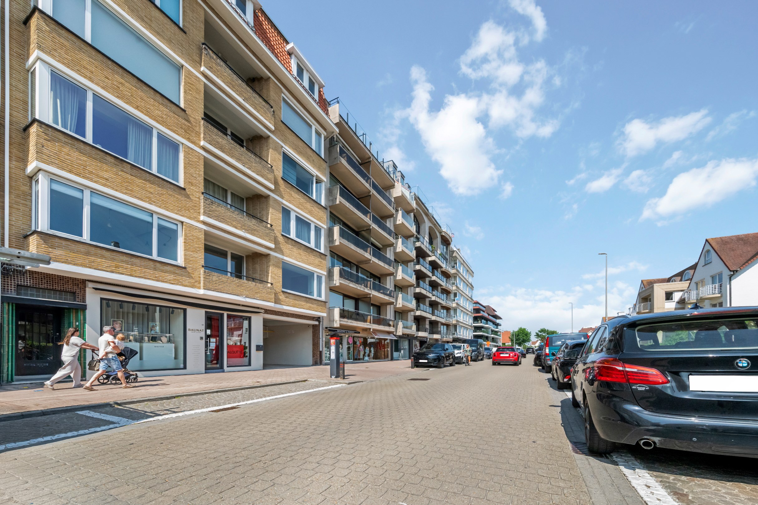Appartement de trois chambres &#233;l&#233;gamment r&#233;nov&#233; avec vue d&#233;gag&#233;e sur la Kustlaan. 