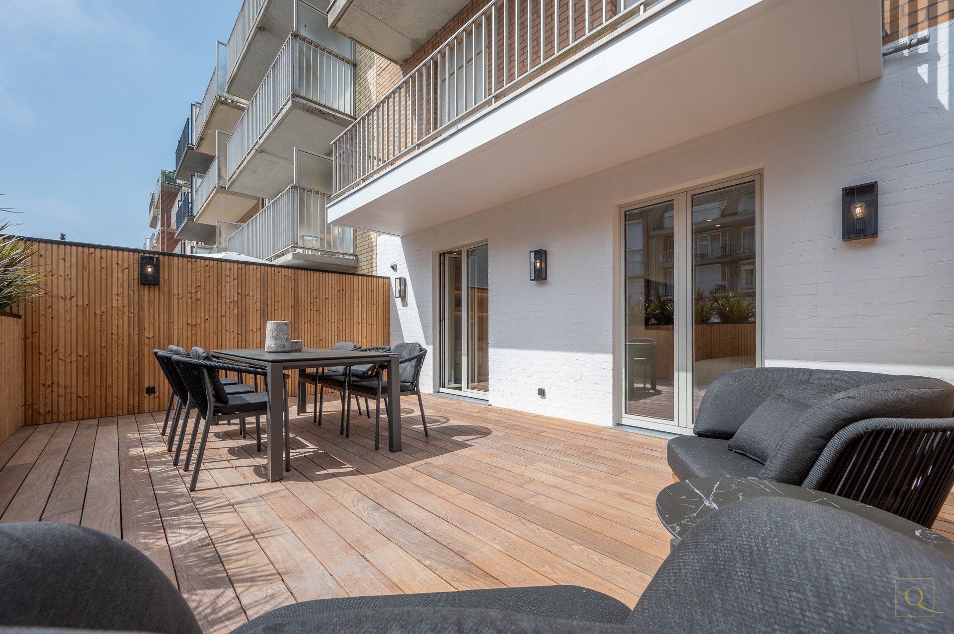 Appartement de luxe &#233;l&#233;gamment r&#233;nov&#233; avec deux terrasses ensoleill&#233;es &#224; proximit&#233; de la plage et des commerces. 