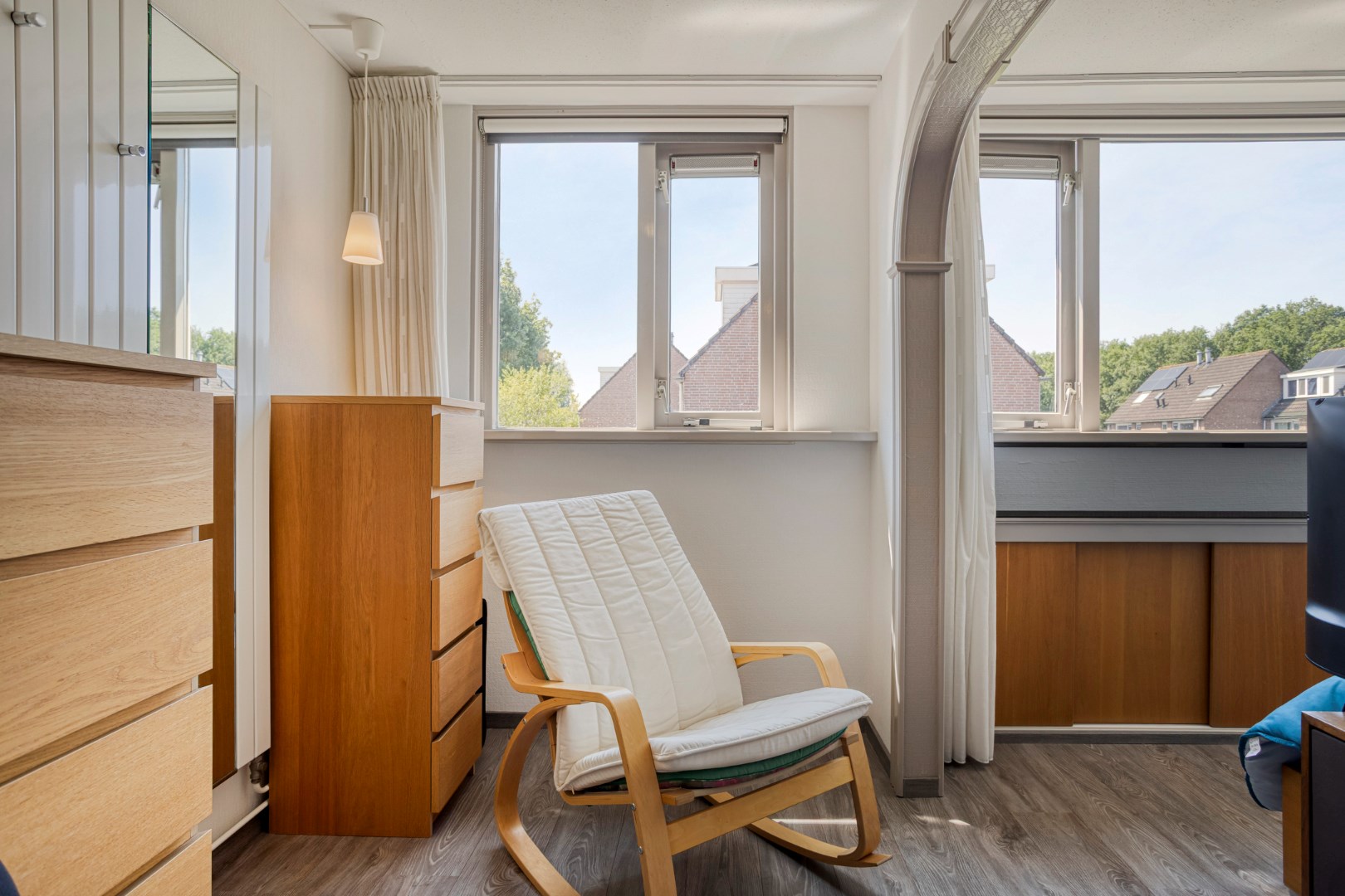 Ruime eengezinswoning met vijf kamers, parkeerplaats, twee dakkapellen en zonnige tuin op het zuiden 