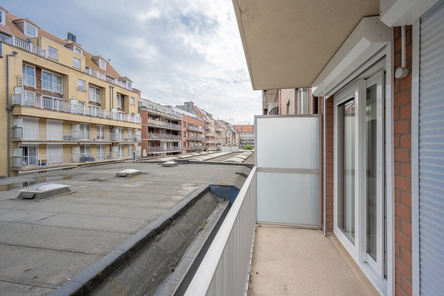 Non meubl&#233;: Agr&#233;able appartement r&#233;cent avec 2 chambres &#224; coucher compl&#232;tes dans un emplacement tr&#232;s central pr&#232;s de l&#39;avenue Lippens et du front de mer &#224; Knokke. 