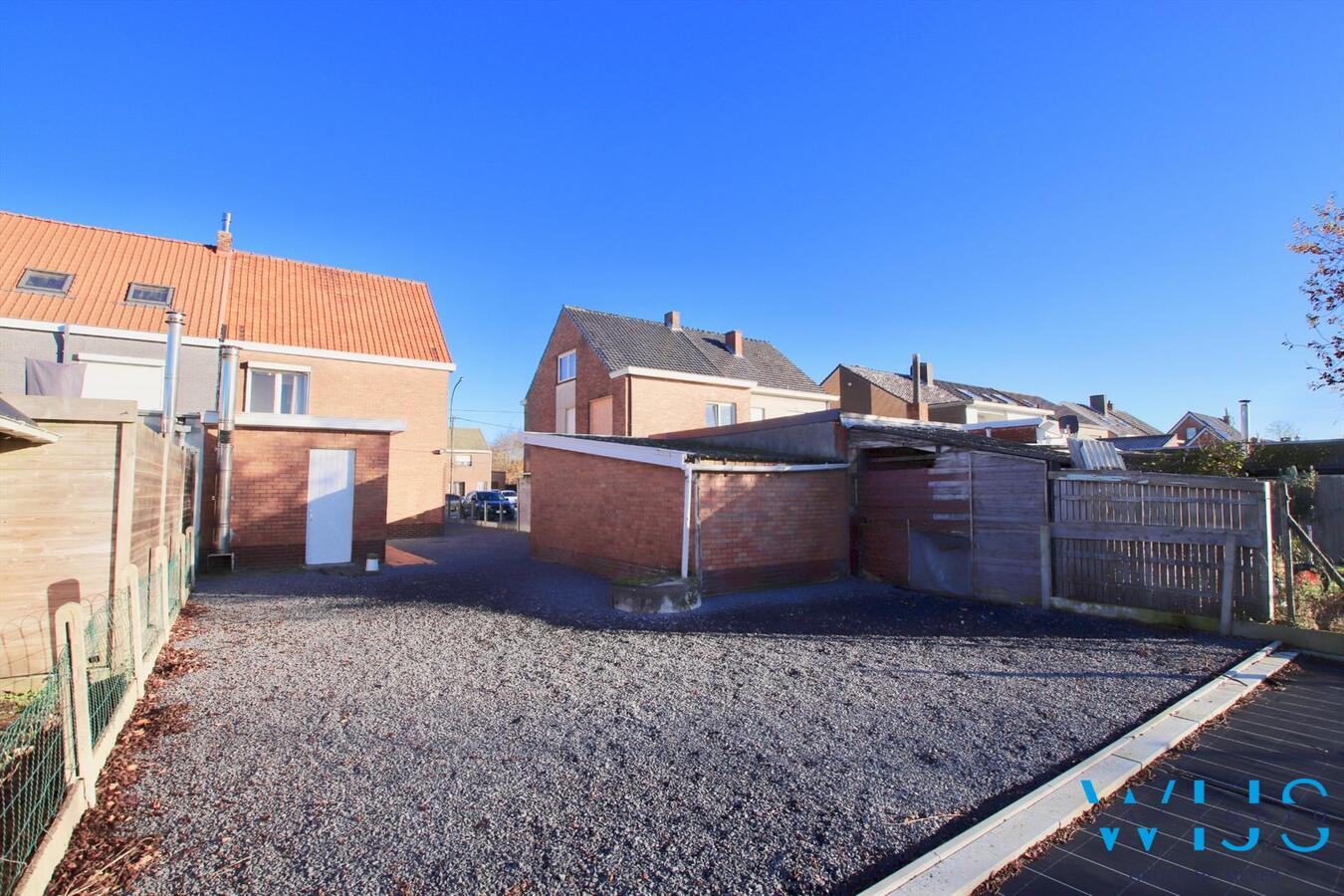 Vlot te renoveren gezinswoning met ZWgerichte tuin te Oosteeklo! 