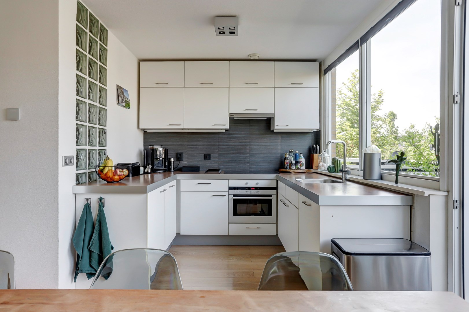 Licht, ruimte en luxe onder &#233;&#233;n dak – ideaal gezinshuis met 3 slaapkamers, moderne keuken, balkon en zonovergoten dakterras! 