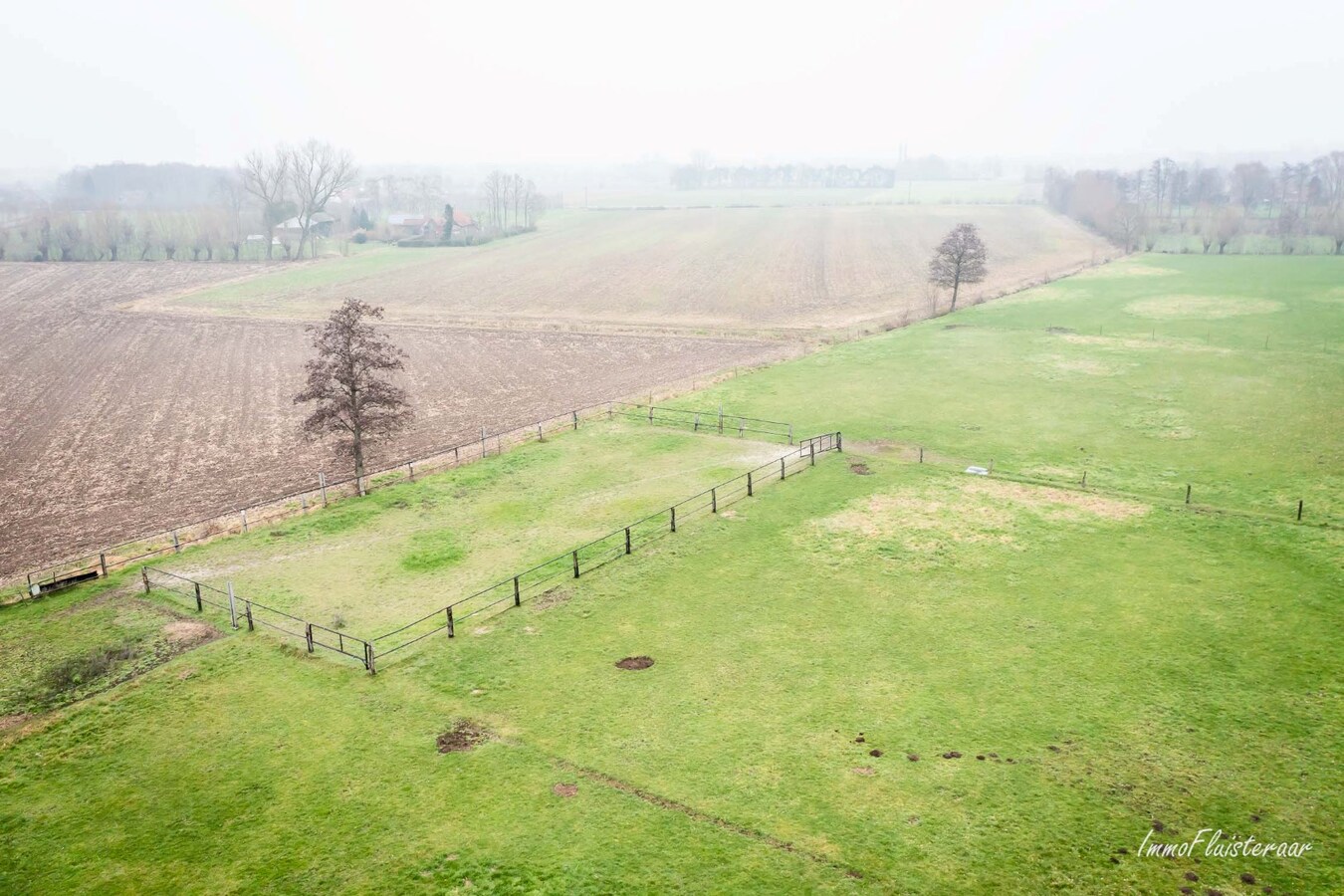 Hoeve met landelijk, weids zicht en naastliggende bouwgrond. 