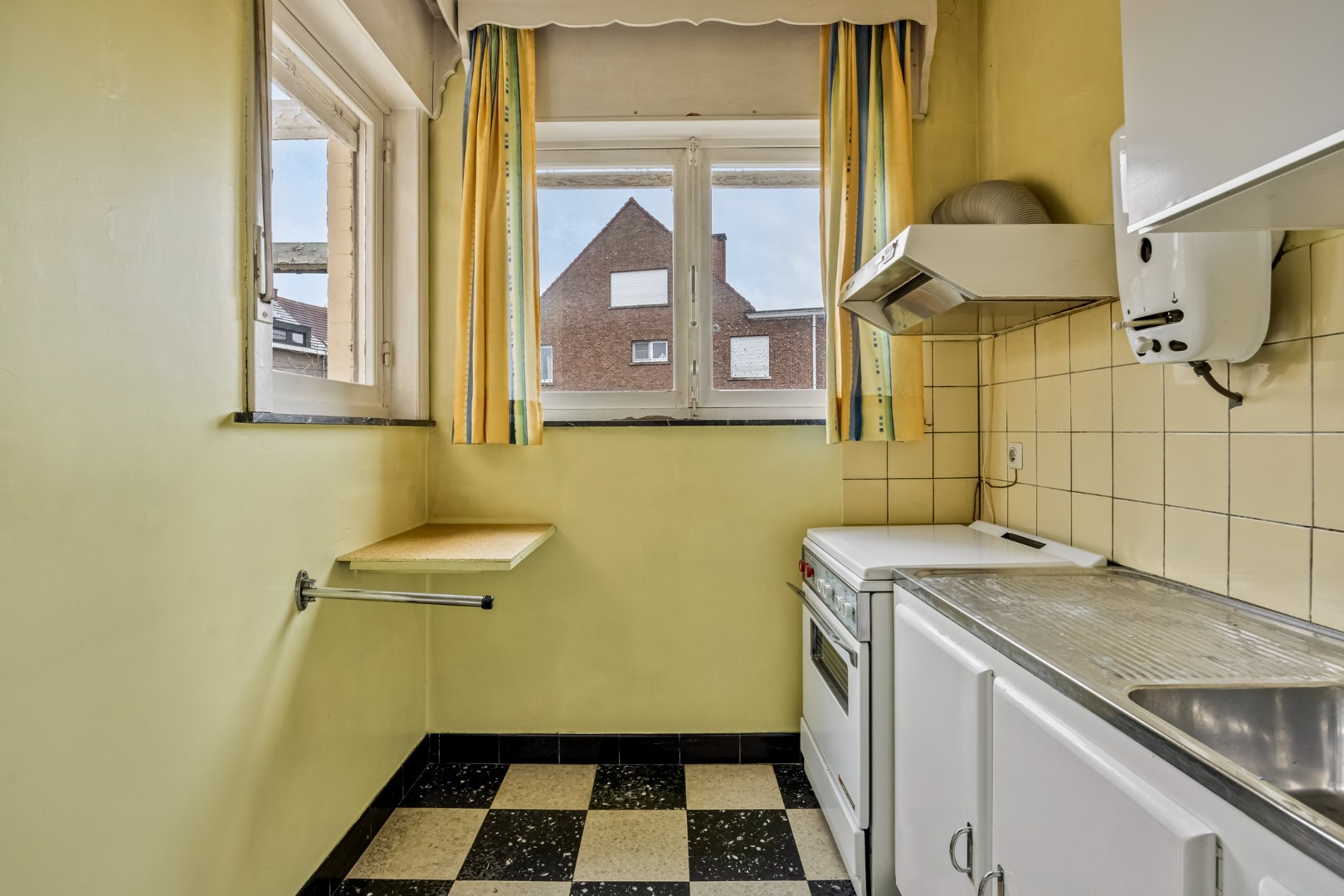 Te renoveren woning met 3 slaapkamers, zolder en ruime garage op een perceel van 1a 69ca - EPC 461 kWh/m&#178; - bewoonbare oppervlakte 208 m&#178; (incl. gelijkvloers) 