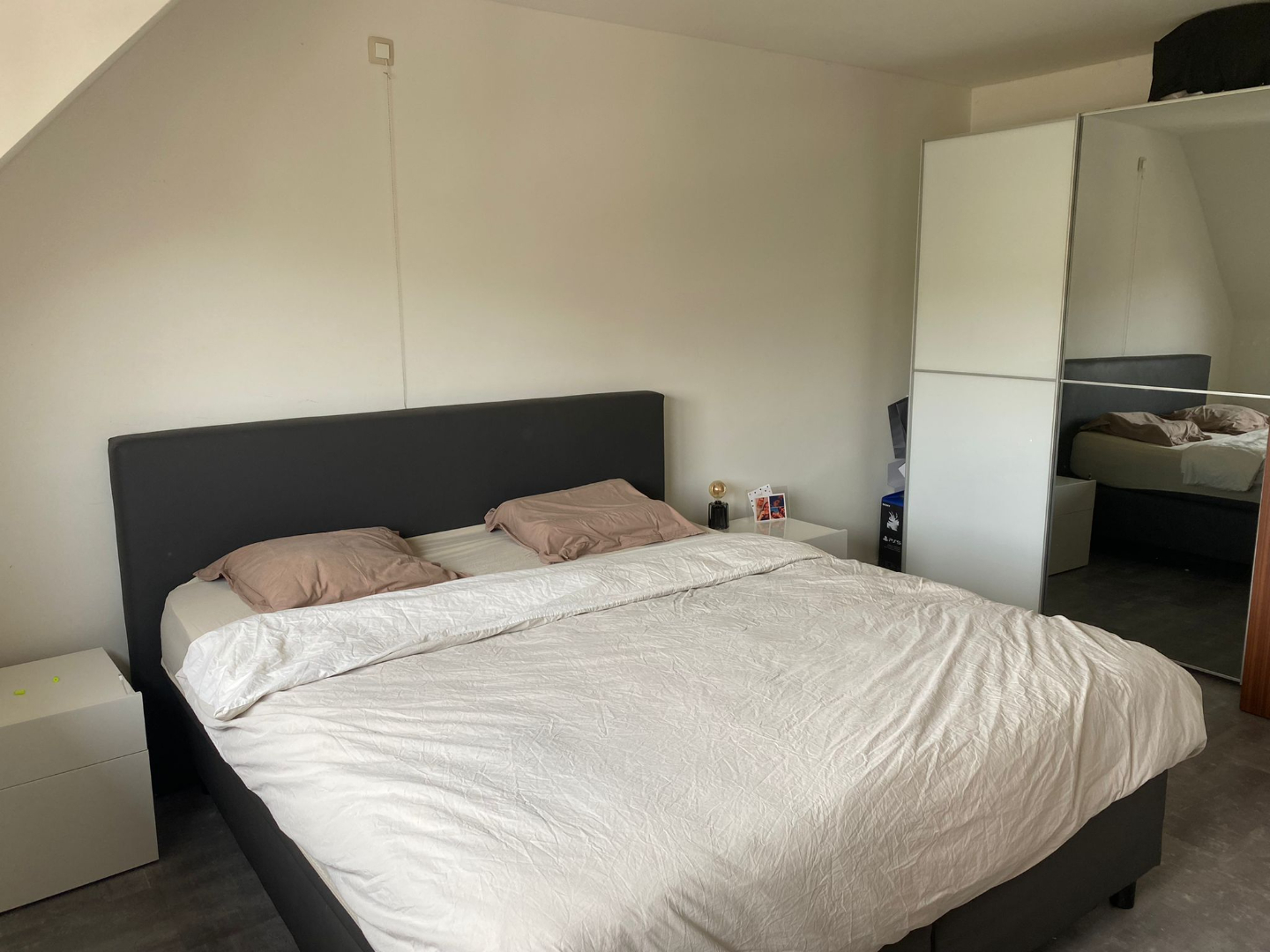 Recent gerenoveerd 2 slaapkamer appartement te Merelbeke met garage 