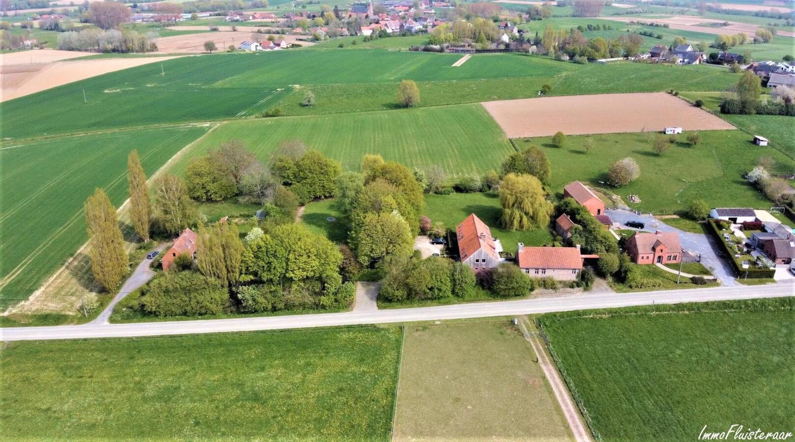 Magnifique propri&#233;t&#233; avec grande habitation, &#233;curies, salle polyvalente, terrain &#224; b&#226;tir et prairies sur environ 1,67ha &#224; Ellezelles (Hainaut) 