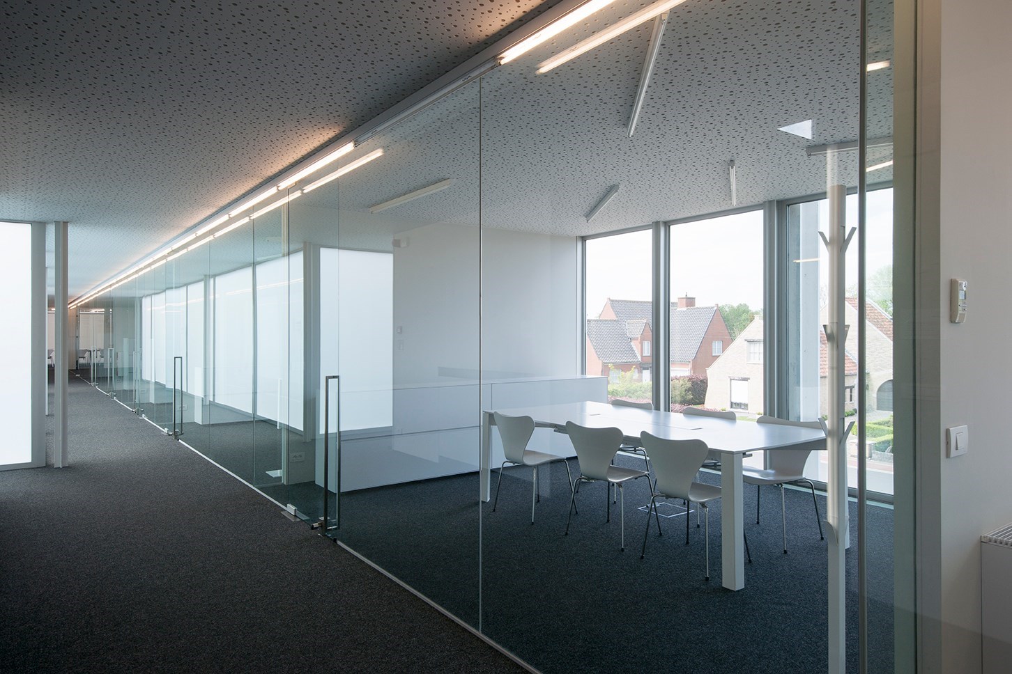 Instapklare kantoorruimte  (32 m&#178;) met parking en alle faciliteiten inclusief, Torhout. 