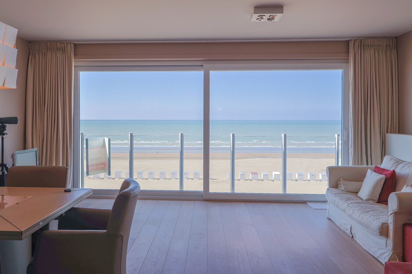 Prachtig appartement met frontaal zeezicht op de zeedijk Oostduinkerke 