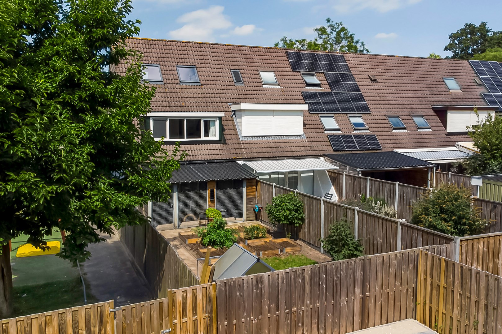 Instapklaar 5-kamer hoekwoning met 4 slaapkamers, moderne keuken en badkamer, ruime onderhoudsvriendelijke tuin en gelegen op EIGEN GROND! 