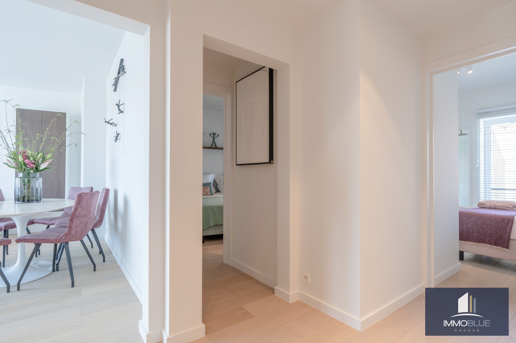 Situ&#233; dans un endroit calme, cet appartement enti&#232;rement r&#233;nov&#233; offre une vue d&#233;gag&#233;e sur les villas. 