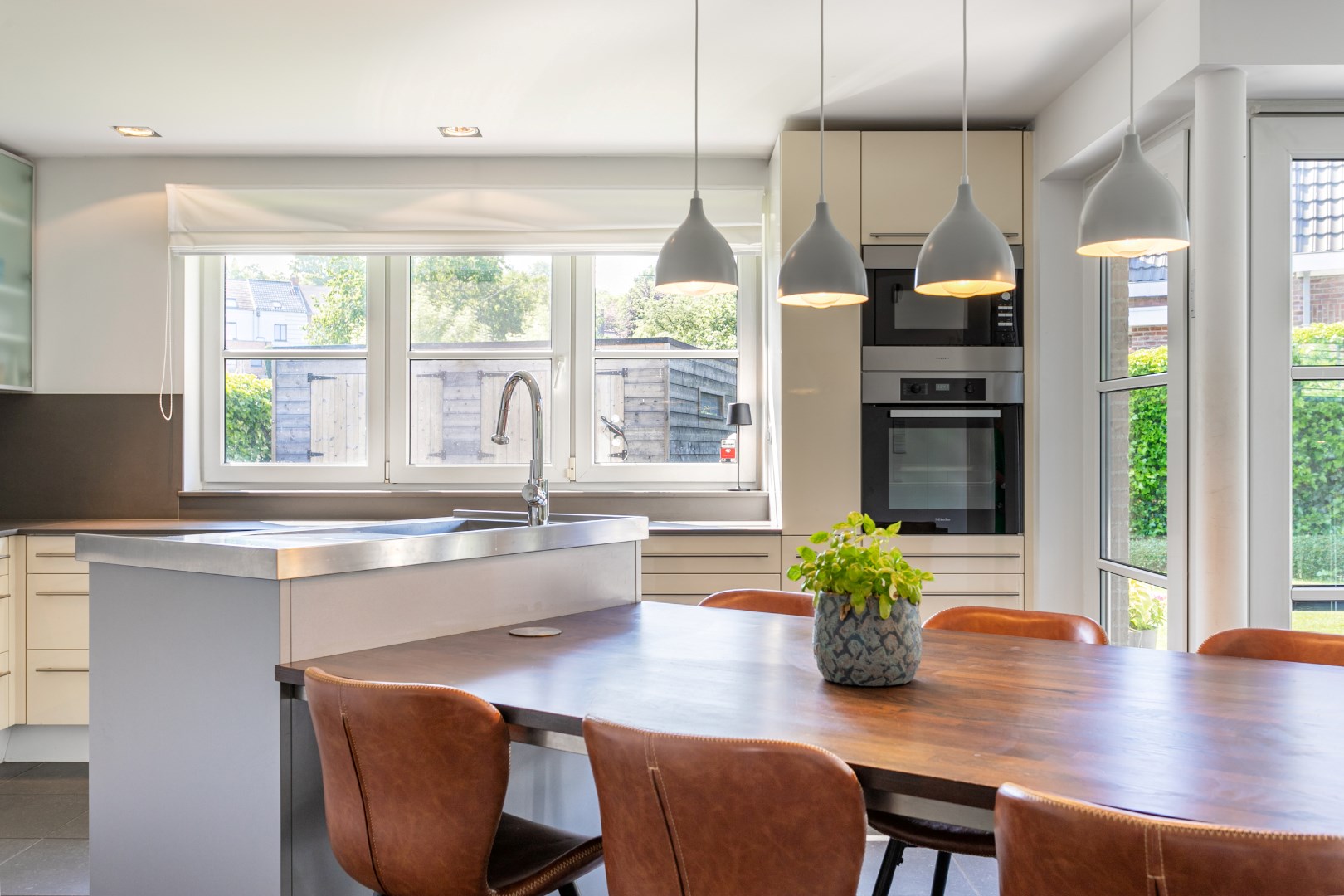 Instapklare woning met 3 slpks, garage en tuin te Halle 