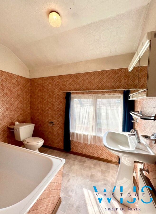 Zeer ruim woonhuis met 5 slaapkamers in Drongen ! 