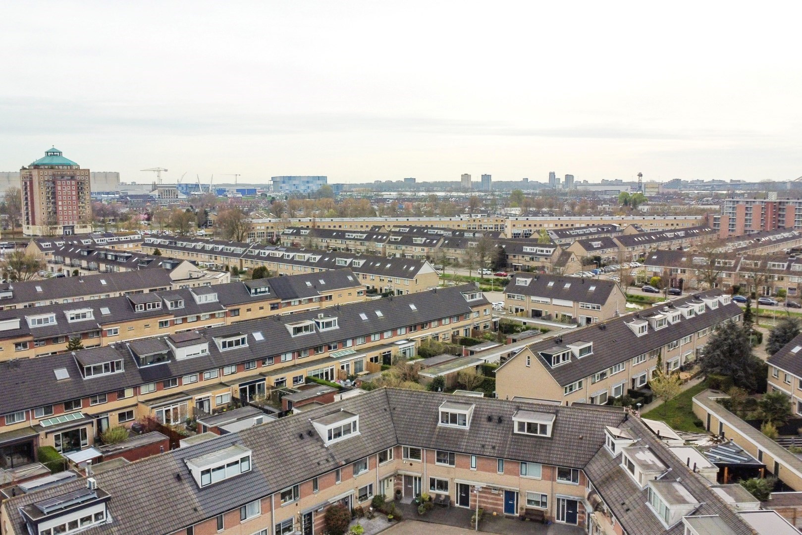 Uitgebouwde en energiezuinige eengezinswoning met 4 slaapkamers, ruime achtertuin welke gelegen is in de wijk ‘s-Gravenland! 