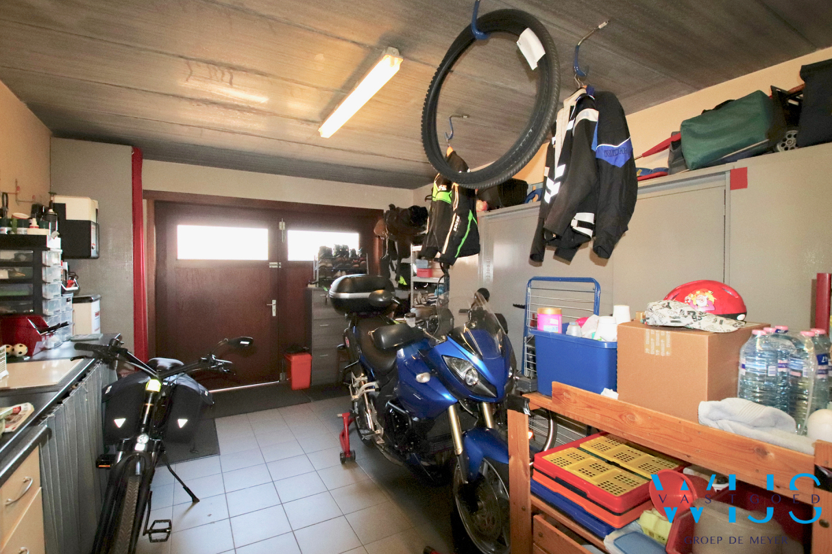 Instapklaar woonhuis met 4 slaapkamers op 936m&#178; te Zelzate! 