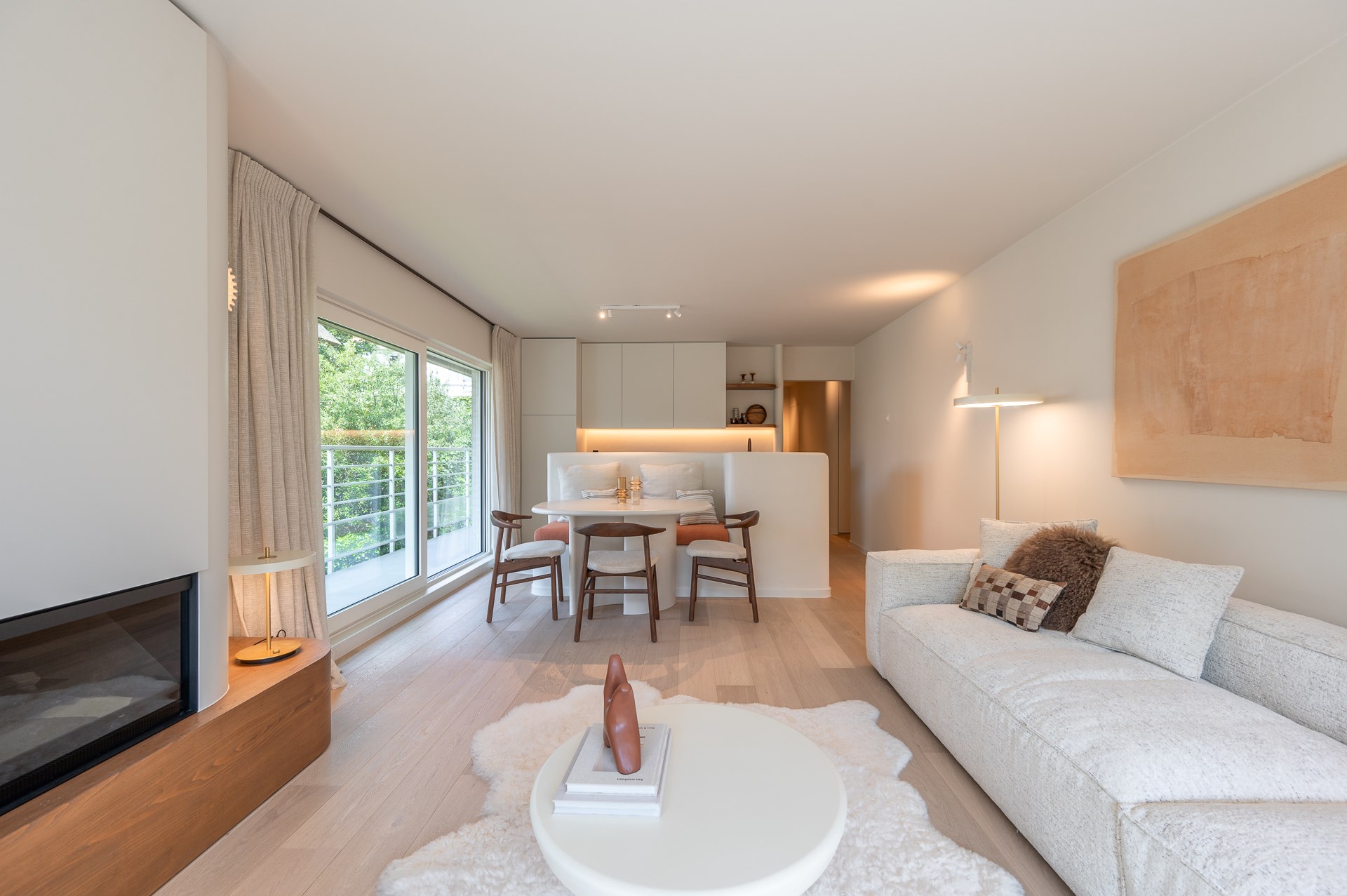 Magnifiek gerenoveerd hoekappartement gelegen op de eerste verdieping in het Cottagepad te Knokke-Het Zoute. 