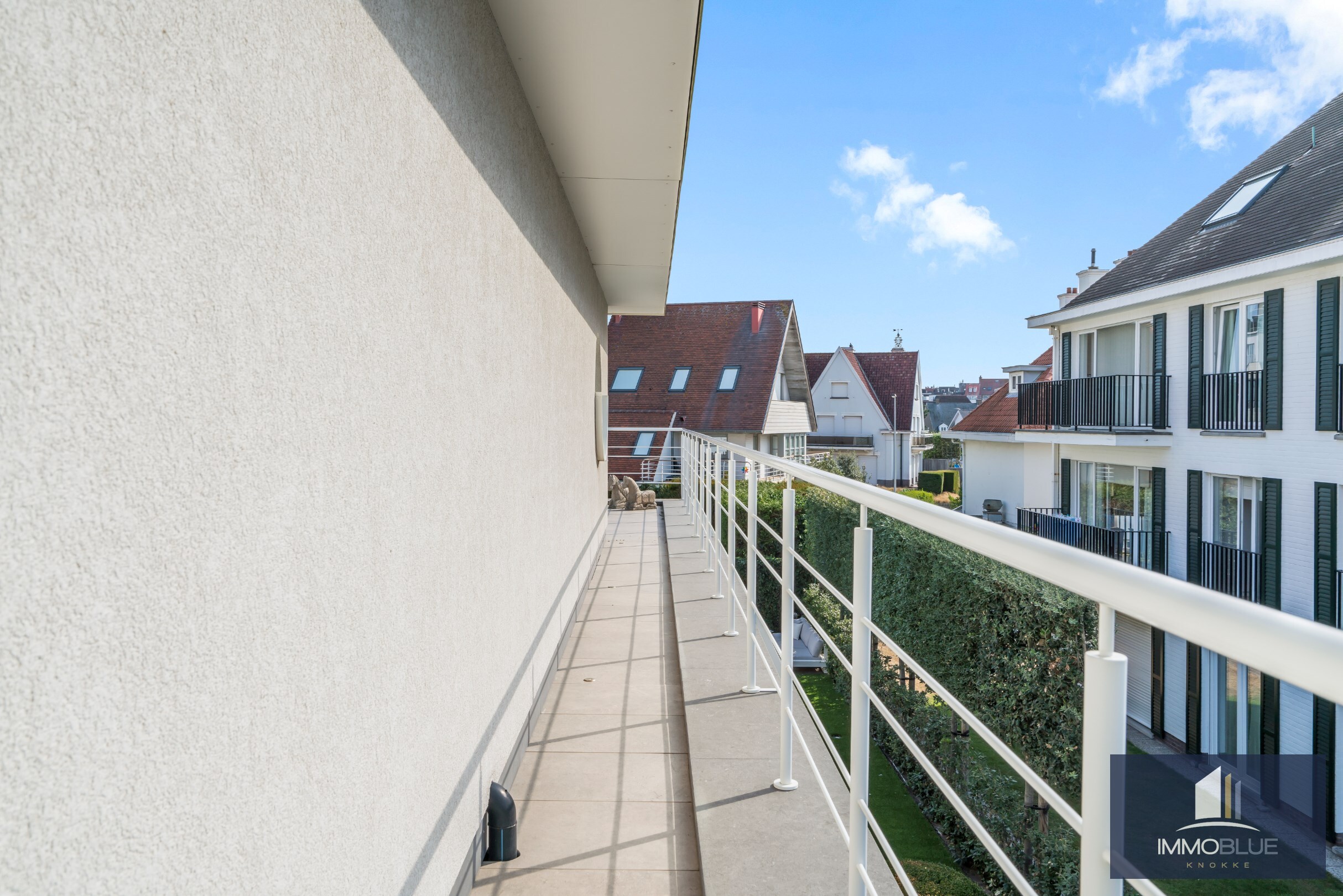 Exceptionnelle villa jumel&#233;e avec un garage tr&#232;s spacieux, situ&#233;e &#224; moins de 100 pas de la mer. 