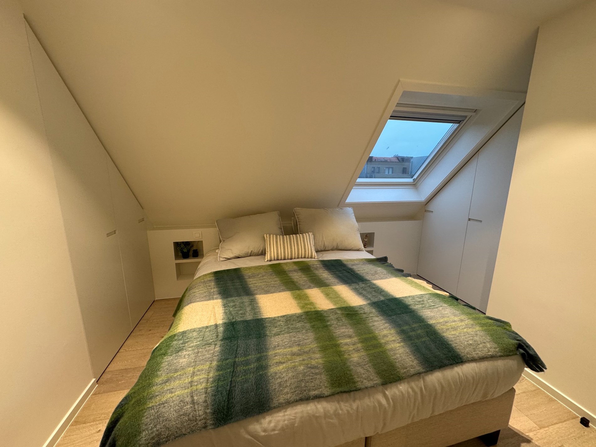 Magnifique penthouse en duplex r&#233;nov&#233; avec de magnifiques terrasses &#224; proximit&#233; de l&#39;avenue Lippens et de la plage de Knokke. 