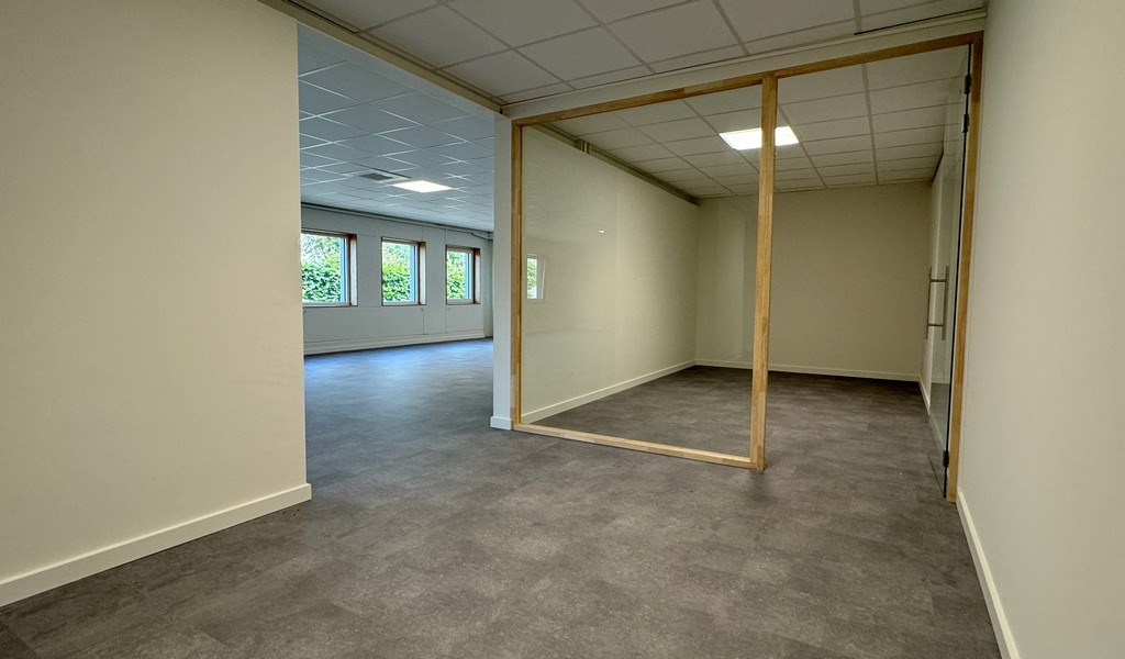 Gerenoveerde kantoren te huur vlakbij afrit E40/R4 in Merelbeke