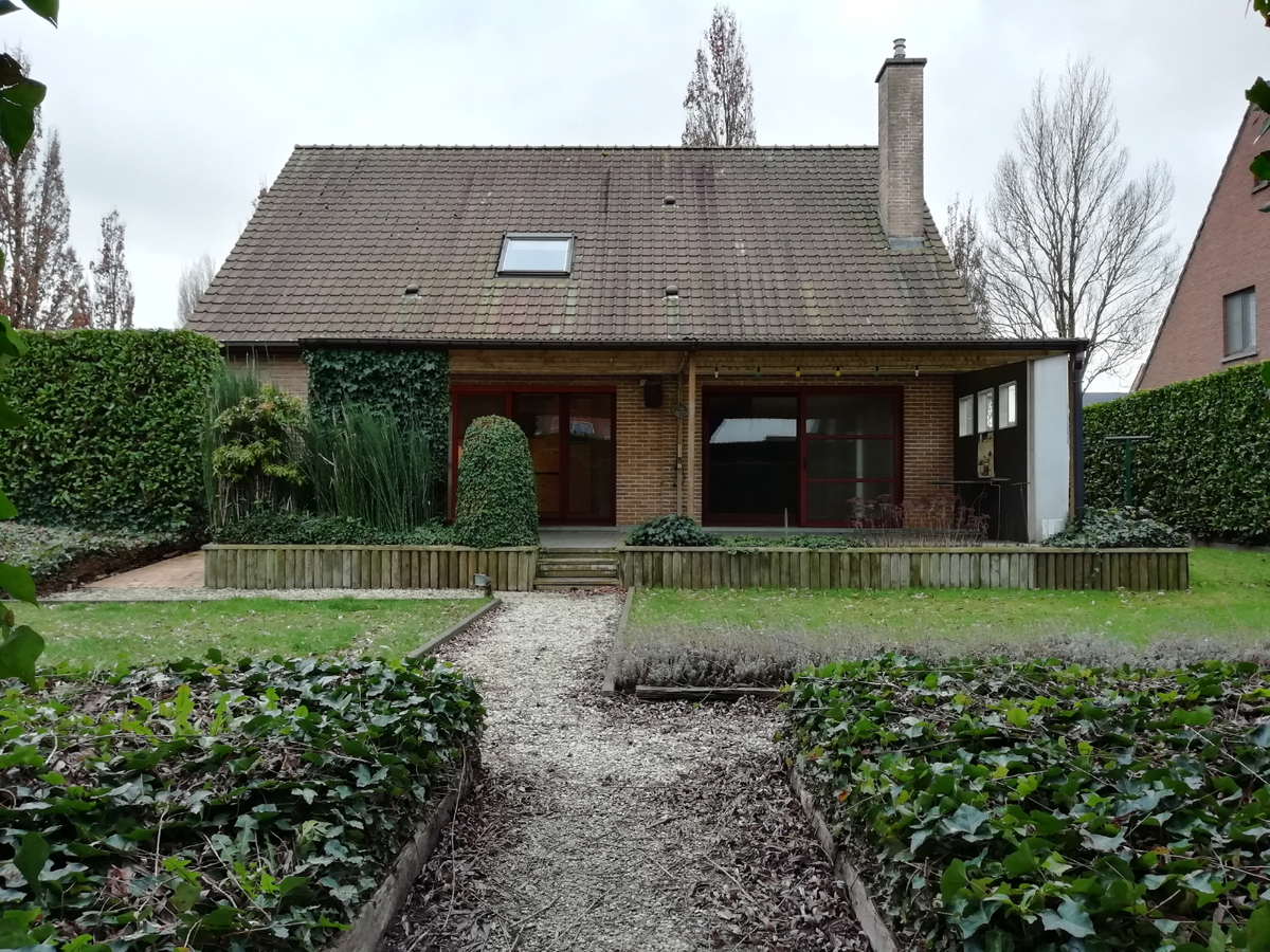 Prachtige, instapklare woning met tuin in centrum Aalter. 