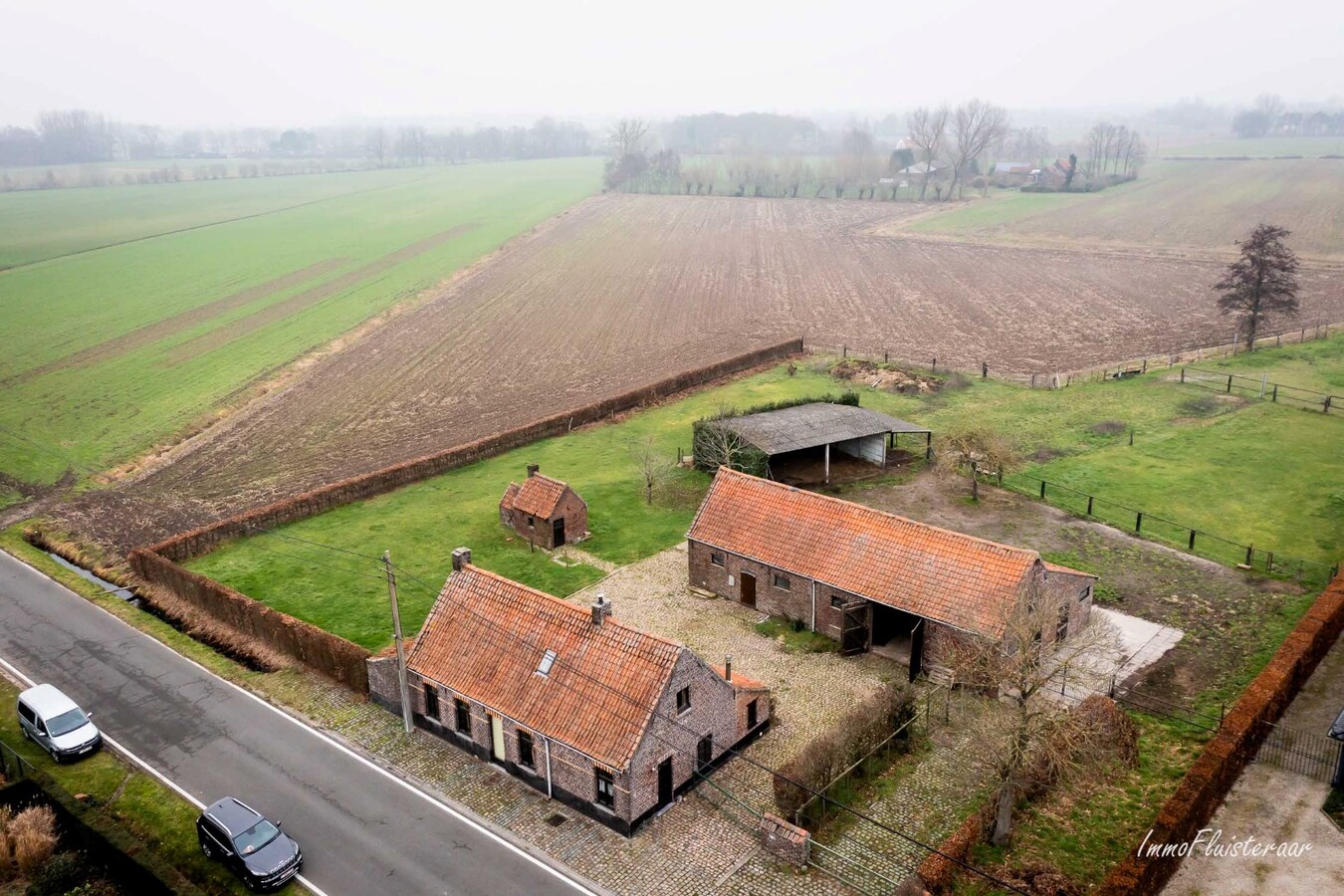 Hoeve met landelijk, weids zicht en naastliggende bouwgrond. 