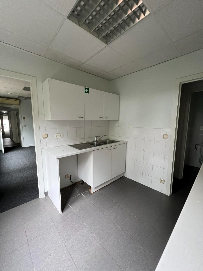 Ruim handelspand (+/- 400m&#178;) te huur gelegen op TOPLOCATIE in Geel! 