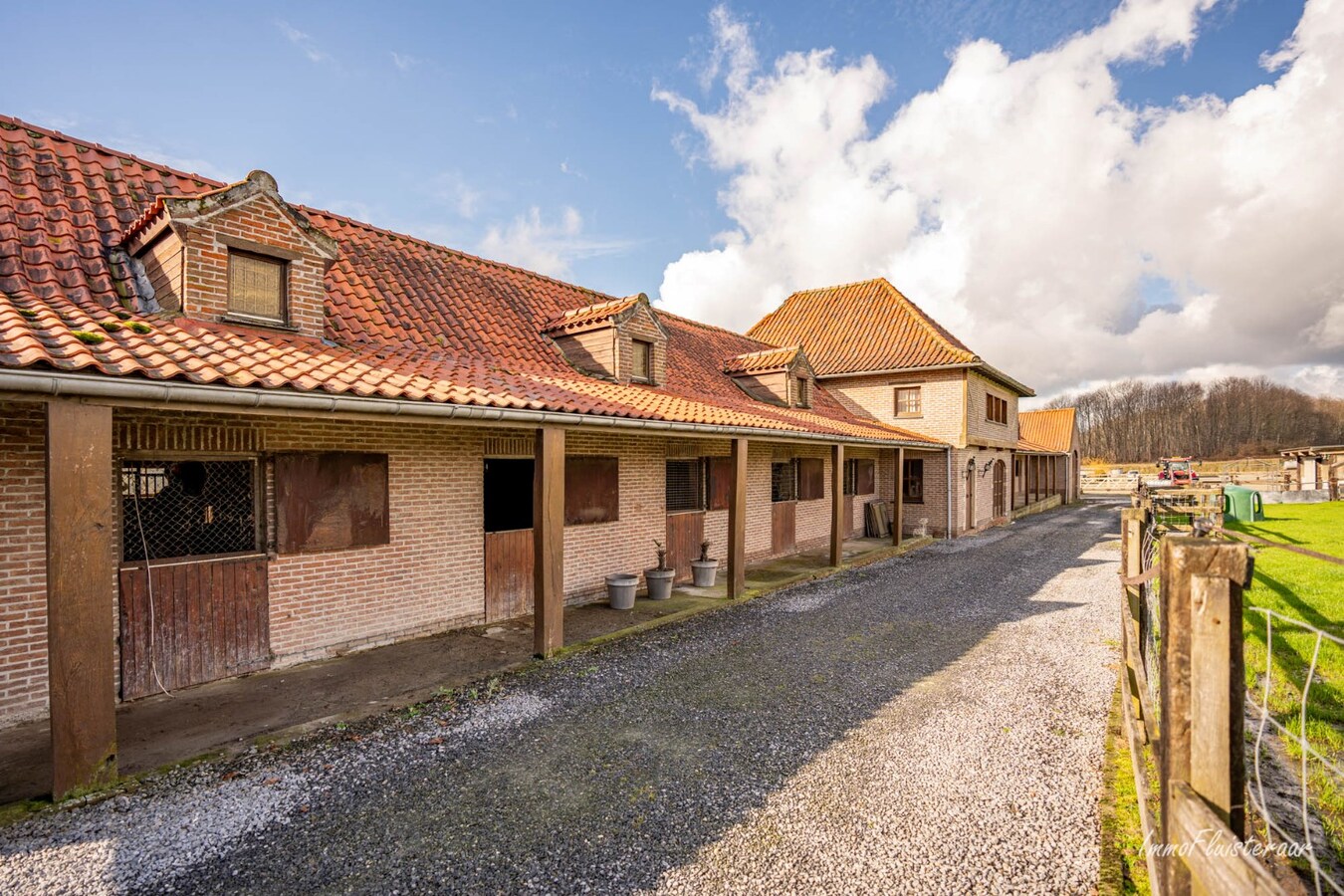 Prachtig paardencomplex met bedrijfswoning, ca. 33 stallen en binnenpiste op meer dan 5,6ha te Bever (Vlaams-Brabant) 