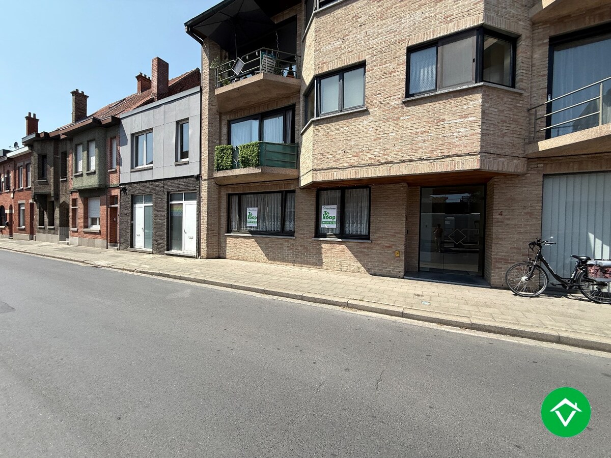 Gelijkvloers appartement met 2 slaapkamers en garage in centrum Roeselare 