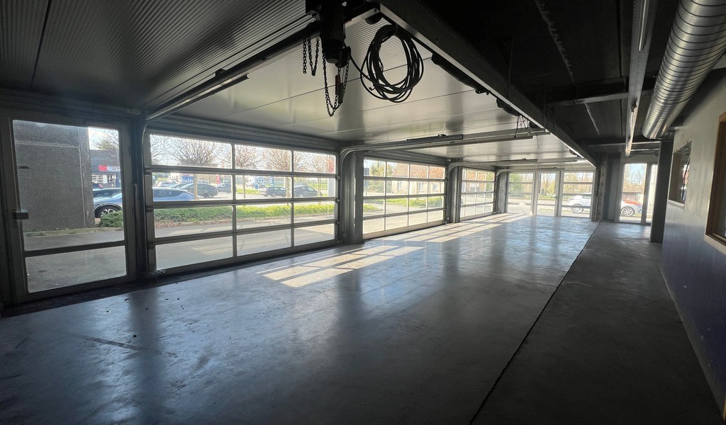 Commercieel gelegen showroom met magazijn te huur in Wetteren