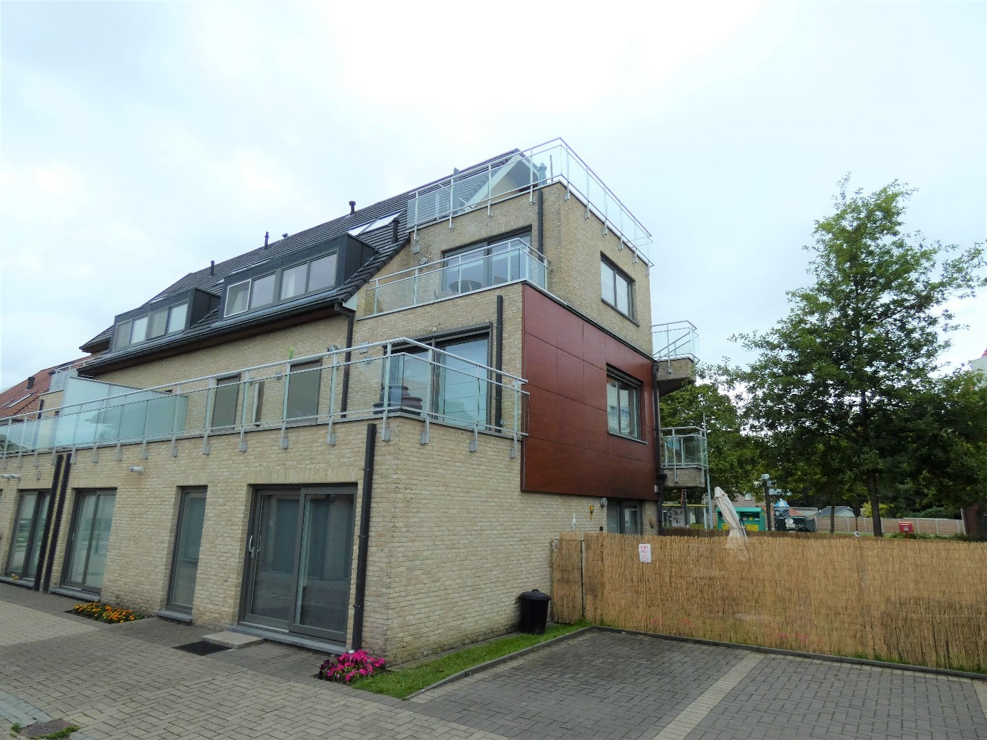 Appartement (104 m&#178;) met 2 slpk, 2 terrassen en garage, Eernegem. 
