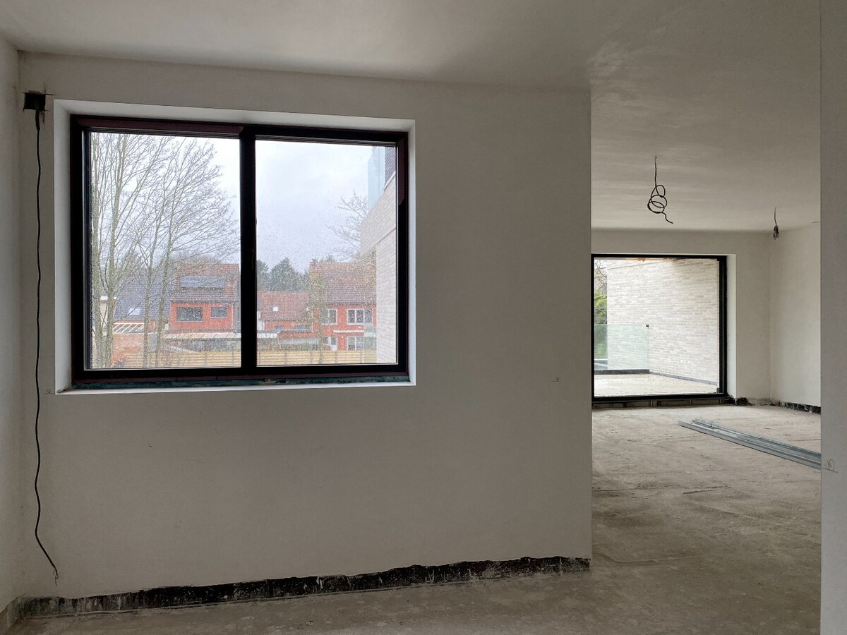 Luxueus nieuwbouw villa-appartement  van 168 m&#178; met 3 slaapkamers + ondergrondse garage en kelder in kleine residentie 