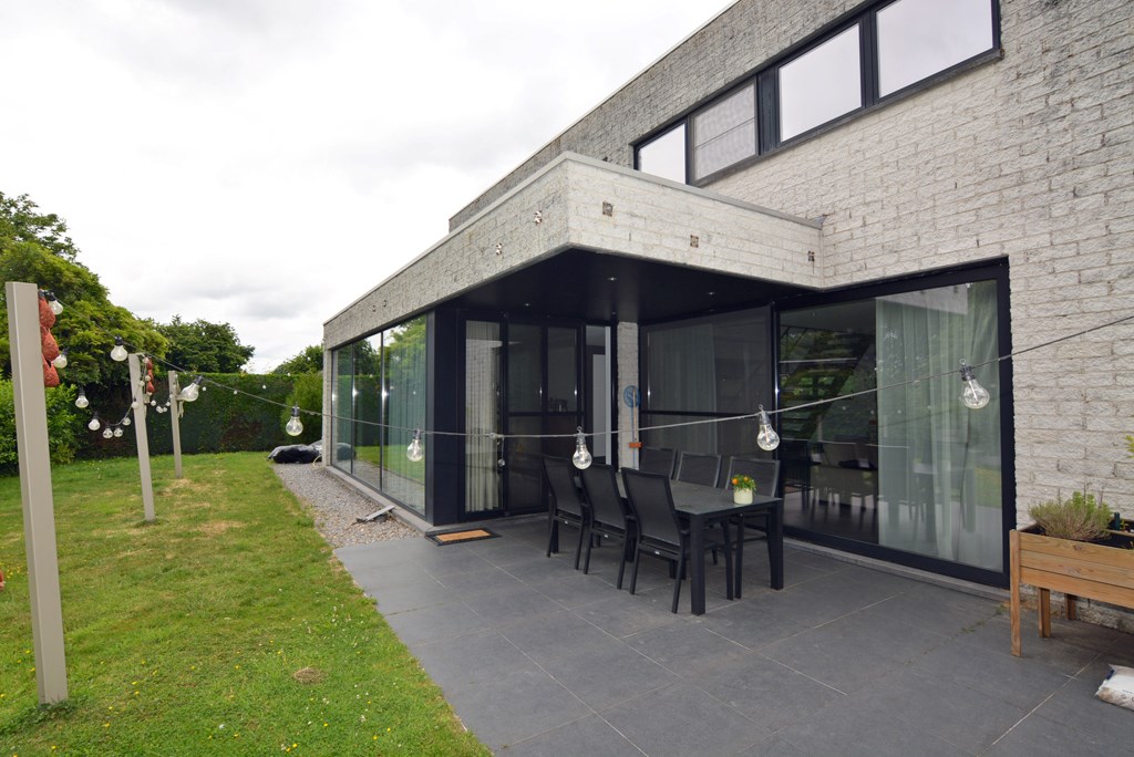 Moderne, energiezuinige woning met 4 slpks op 7a 7ca. 