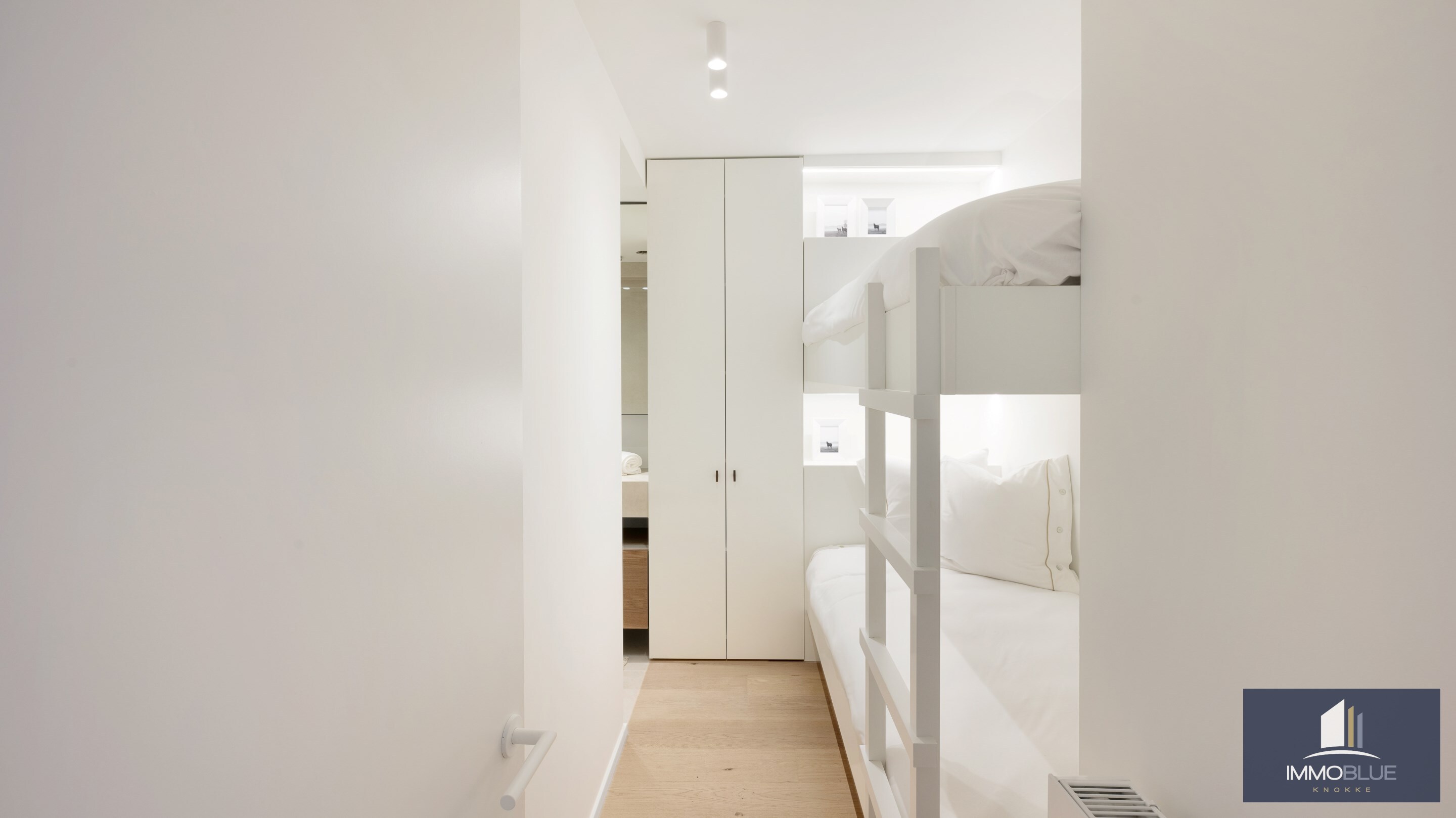 Centraal gelegen, volledig gerenoveerd appartement met drie slaapkamers. 