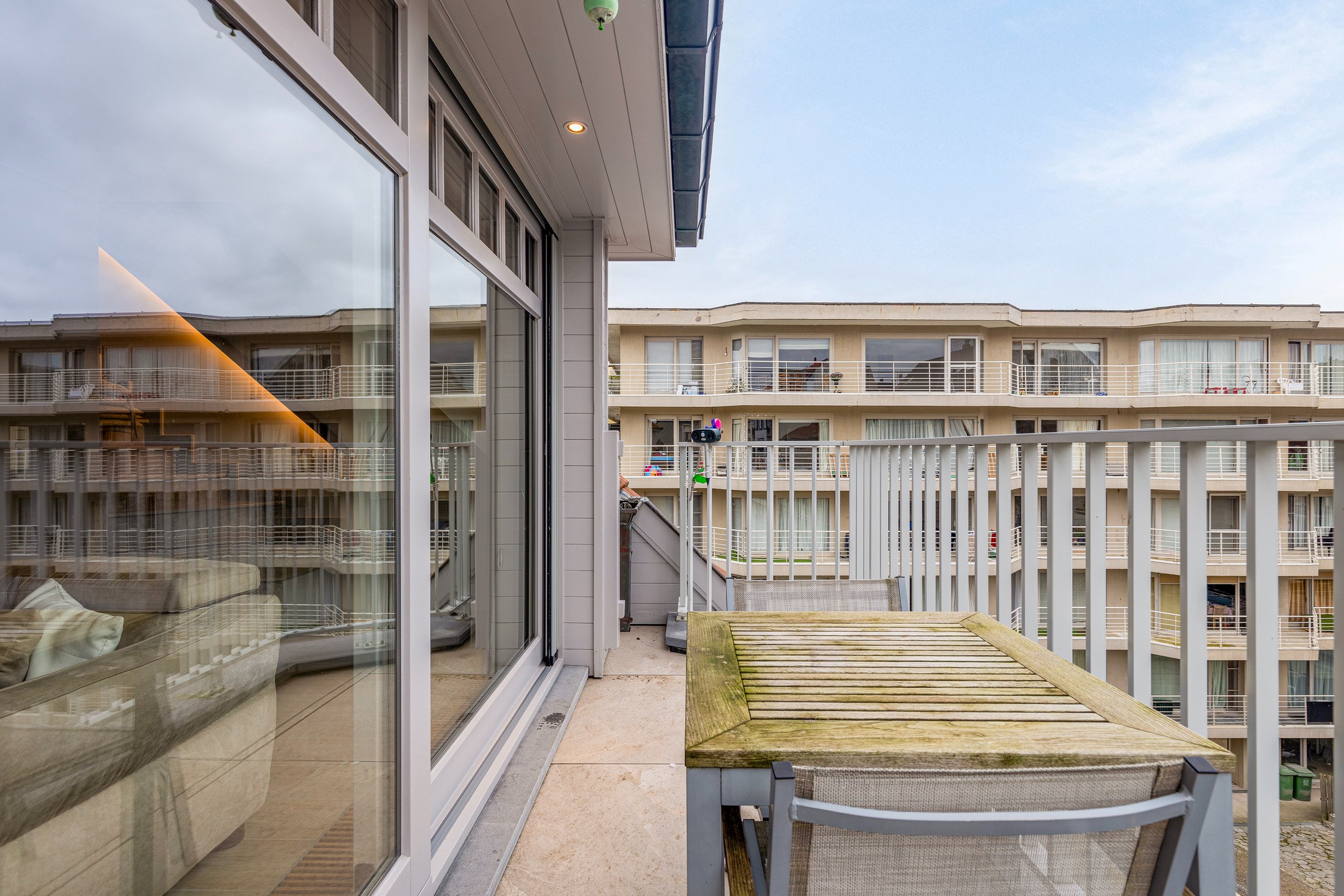 Kwalitatief gerenoveerd penthouse met mooie terrassen gelegen in de Kopsdreef te Knokke. 