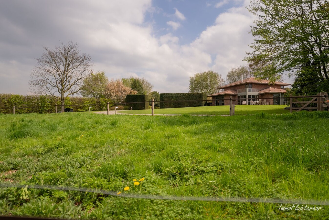 Exclusieve en energiezuinige villa met paardenstallen op ca. 45a te Merchtem (Brussegem; Vlaams-Brabant) 