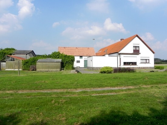 Grote langgevel hoeve met stallingen op ca. 1 ha 