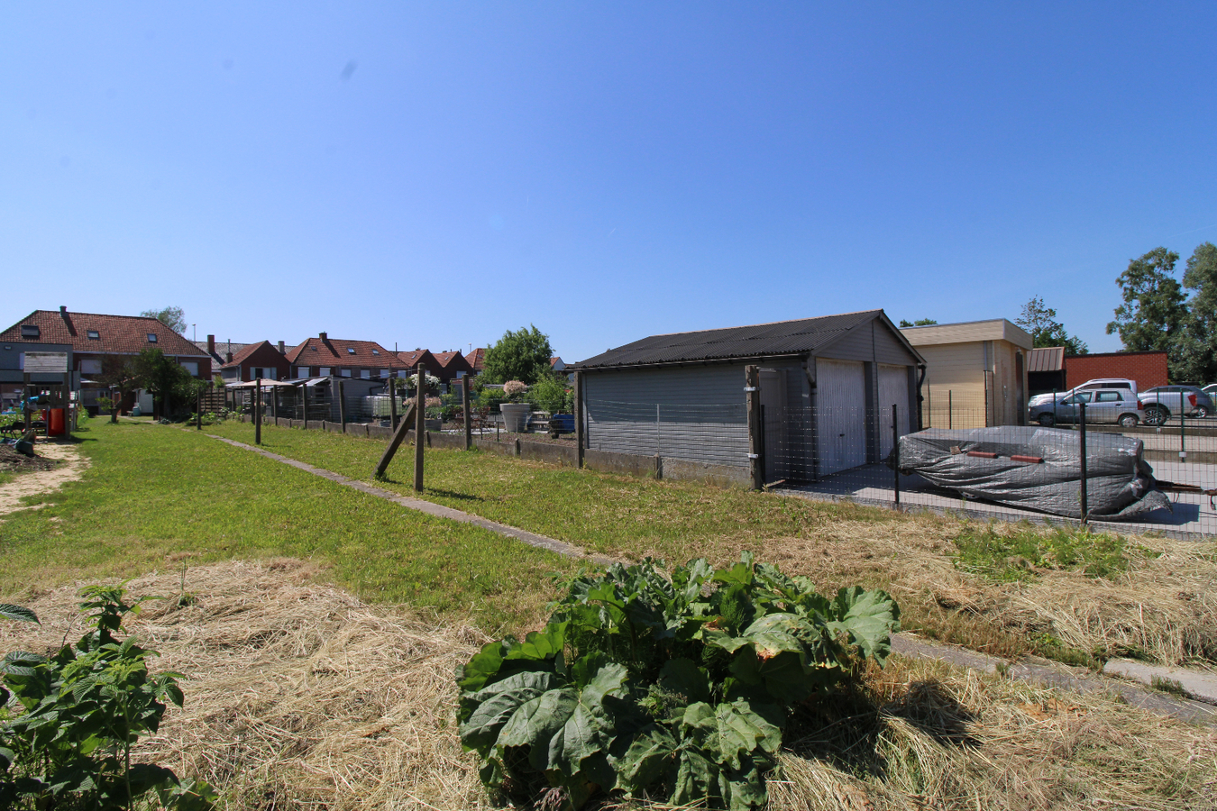 Rijwoning met 3 slaapkamers en tuin met uitweg te Roeselare 