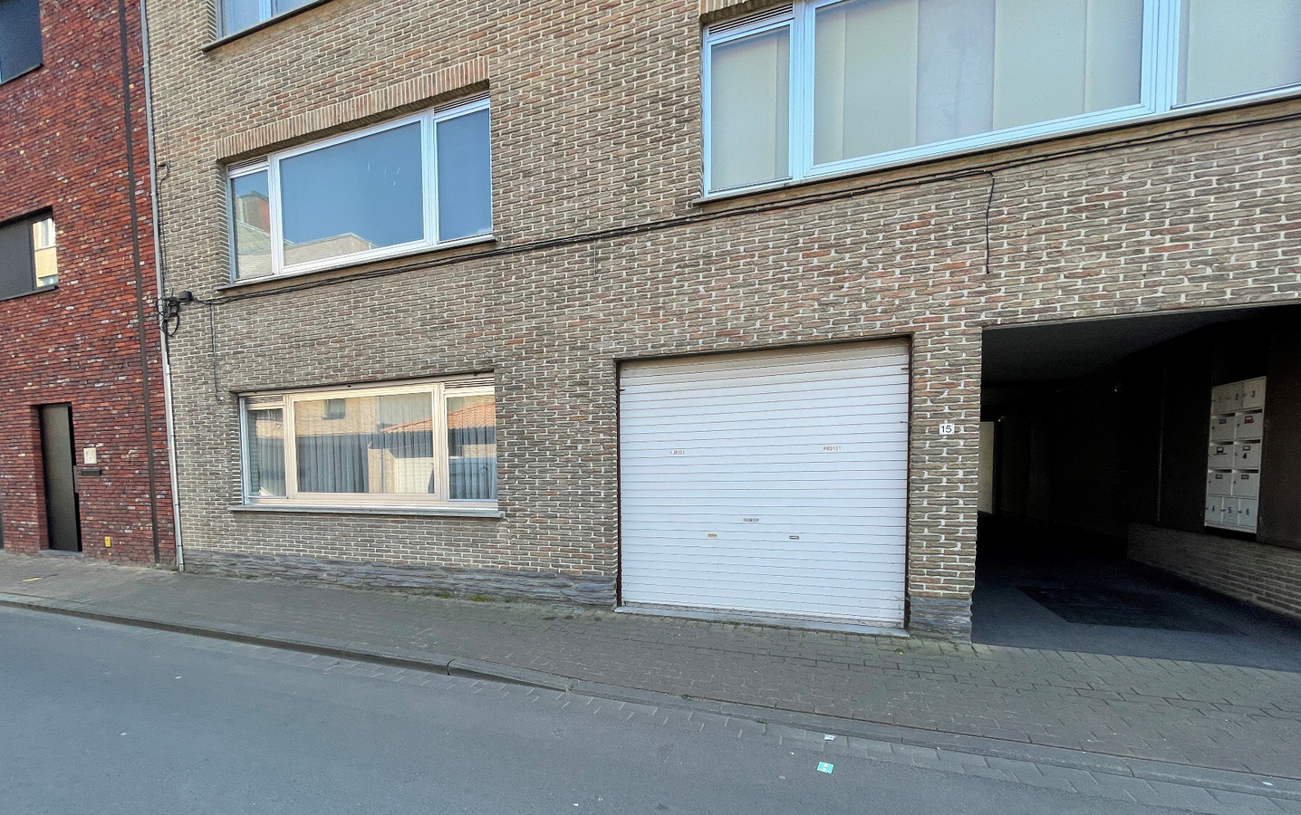 Gelijkvloers appartement met 2 slaapkamers en garage te centrum Roeselare 