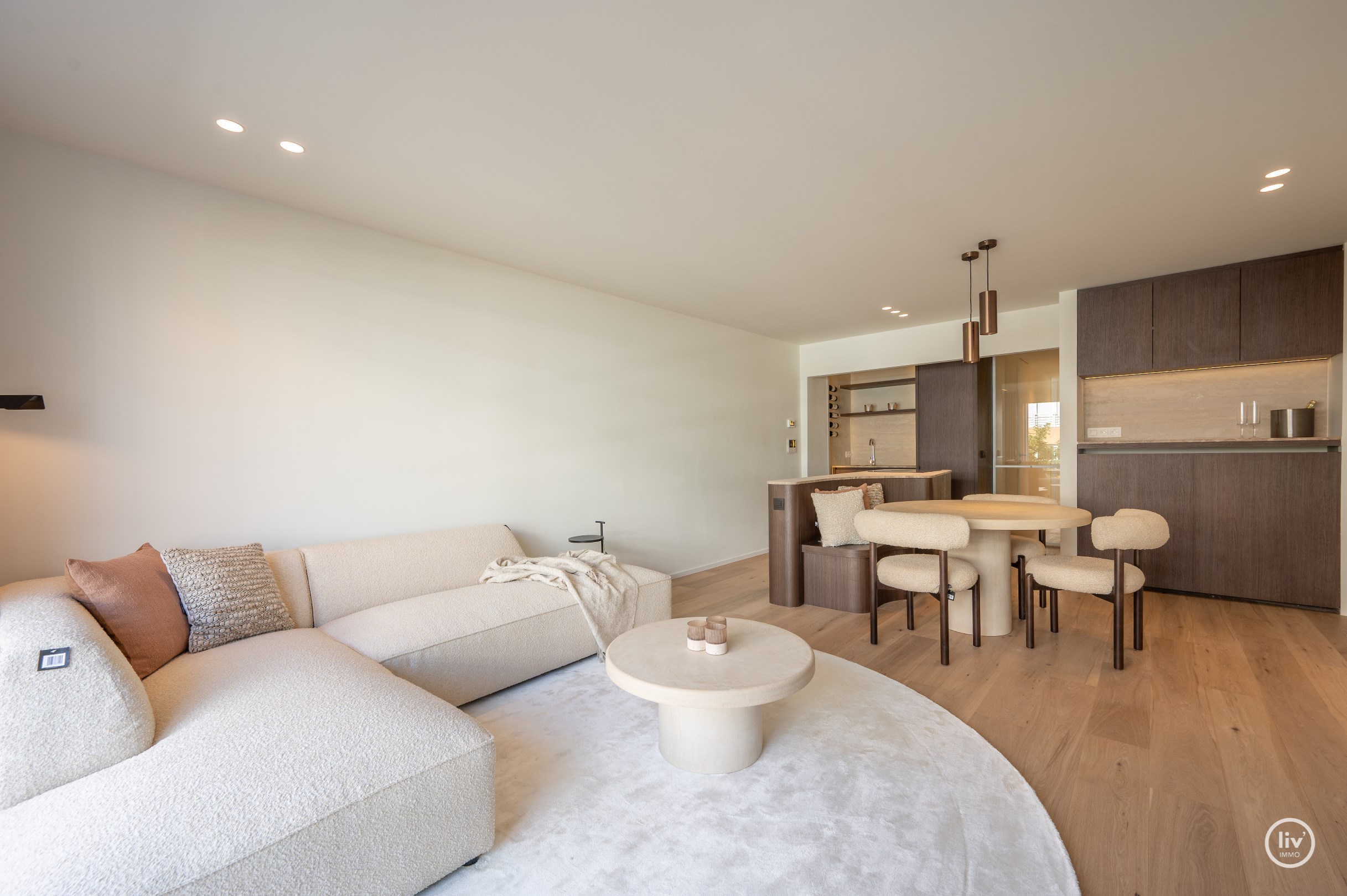 Volledig gerenoveerd appartement met terras gelegen Lippenslaan nabij het Van bunnenplein. 