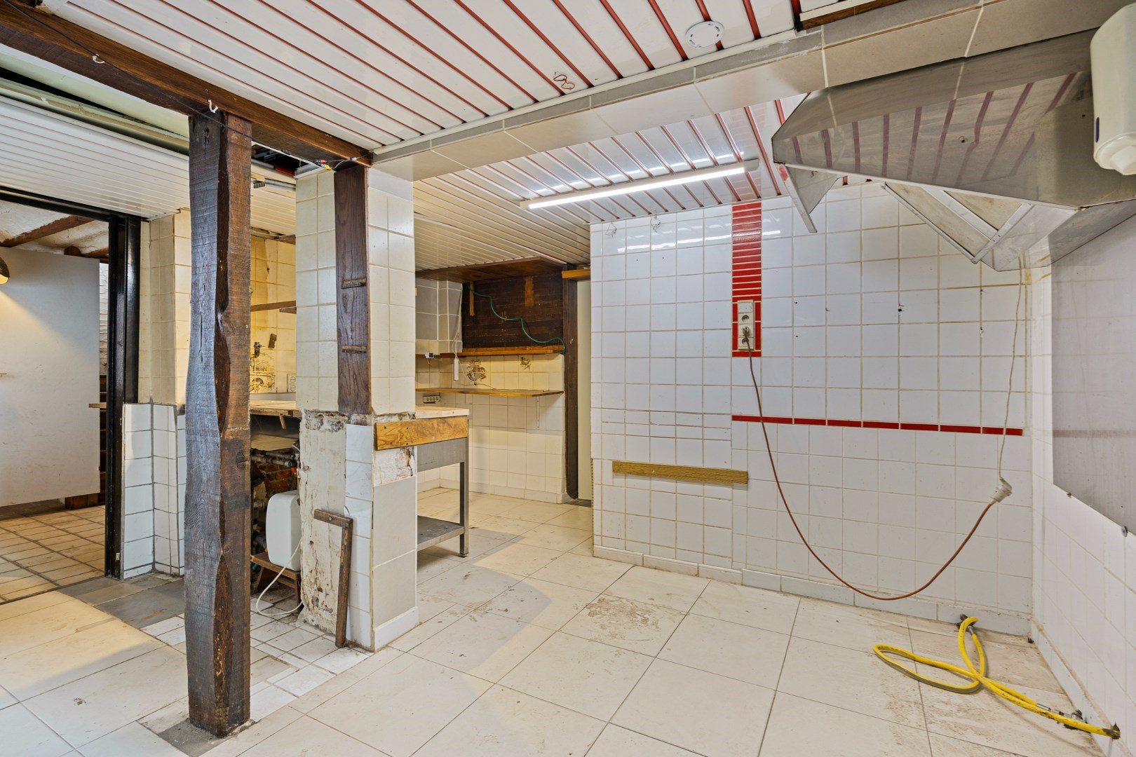 Halfopen hoekwoning met garage en dakterras op toplocatie in Kessel-Lo – renovatieproject met veel potentieel 