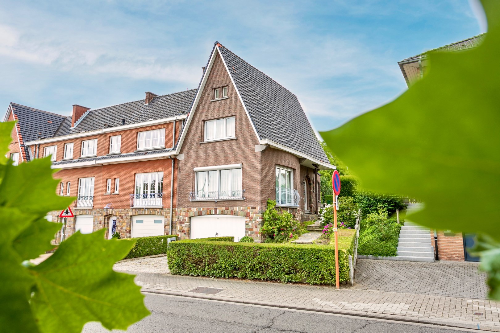 Woning met 2 (mogelijk 3) slpk. , tuin en inpandige garage 