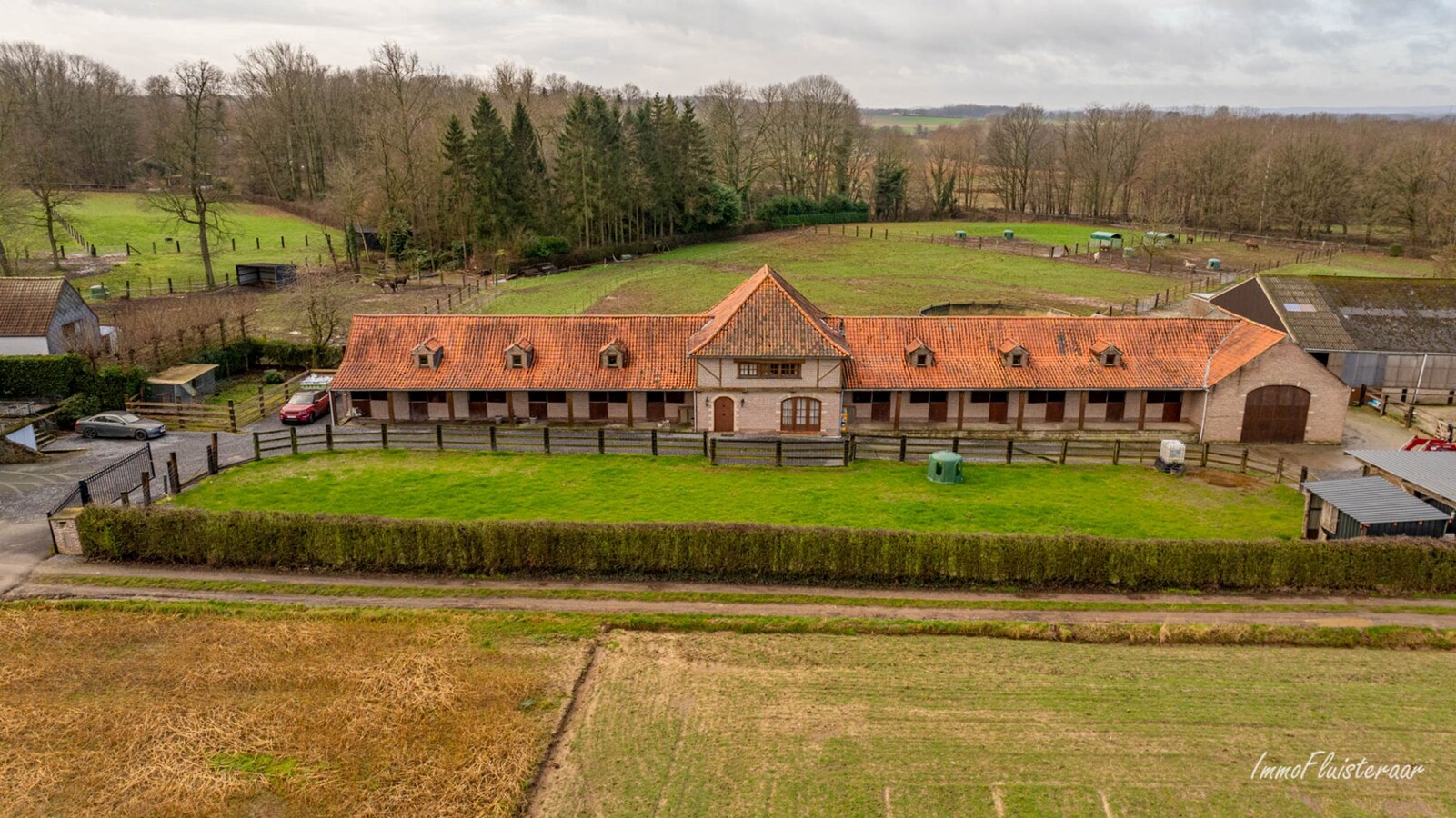 Prachtig paardencomplex met bedrijfswoning, ca. 33 stallen en binnenpiste op meer dan 5,6ha te Bever (Vlaams-Brabant) 