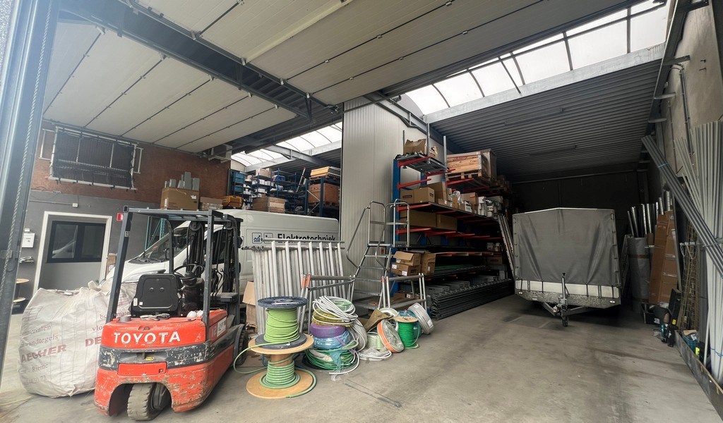 Magazijn met kantoor te huur in Assenede