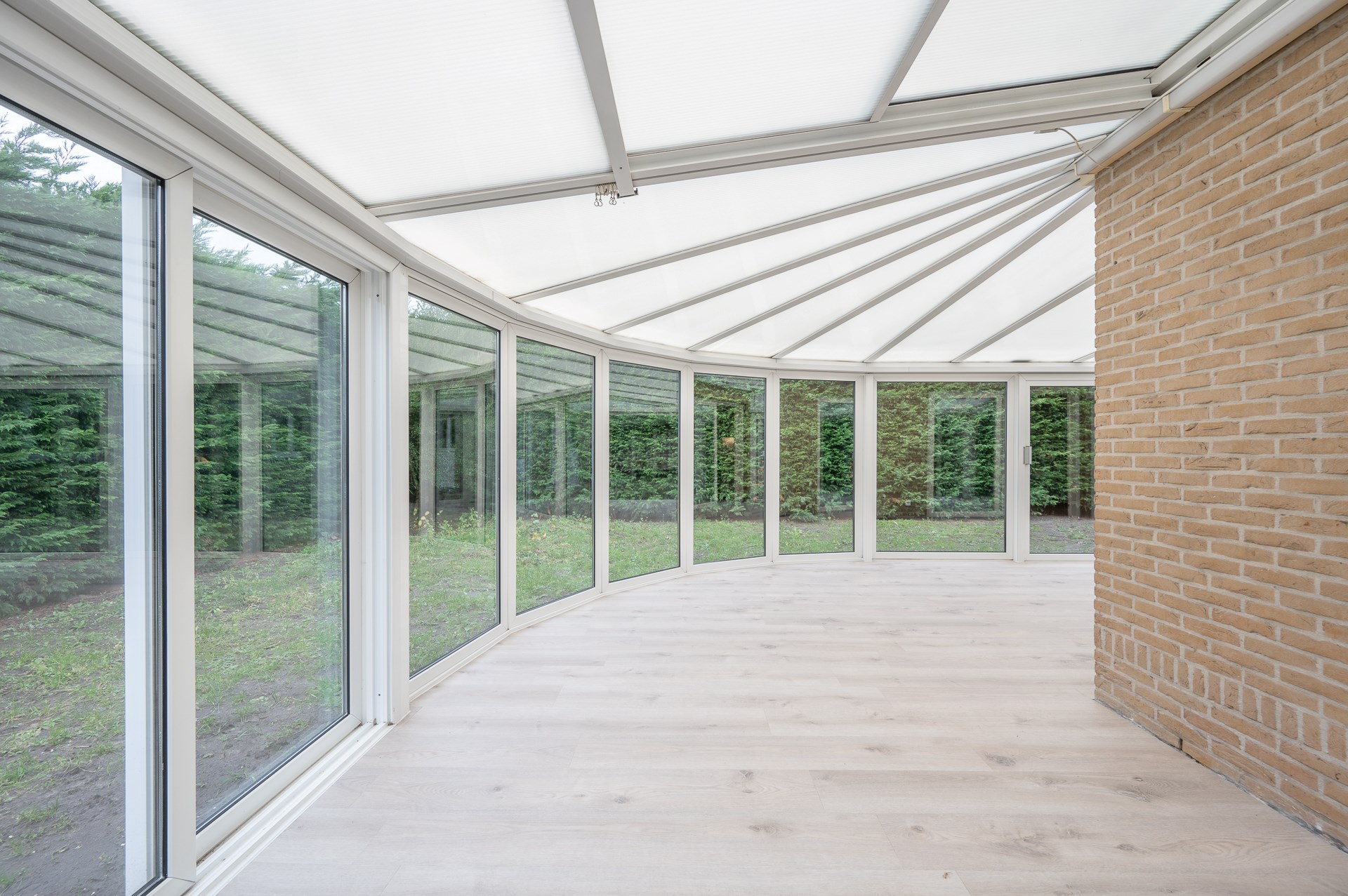 Maison individuelle spacieuse avec deux chambres, une salle de bains et un double garage int&#233;gr&#233; situ&#233;e dans la rue de l&#39;Aster &#224; Knokke. 