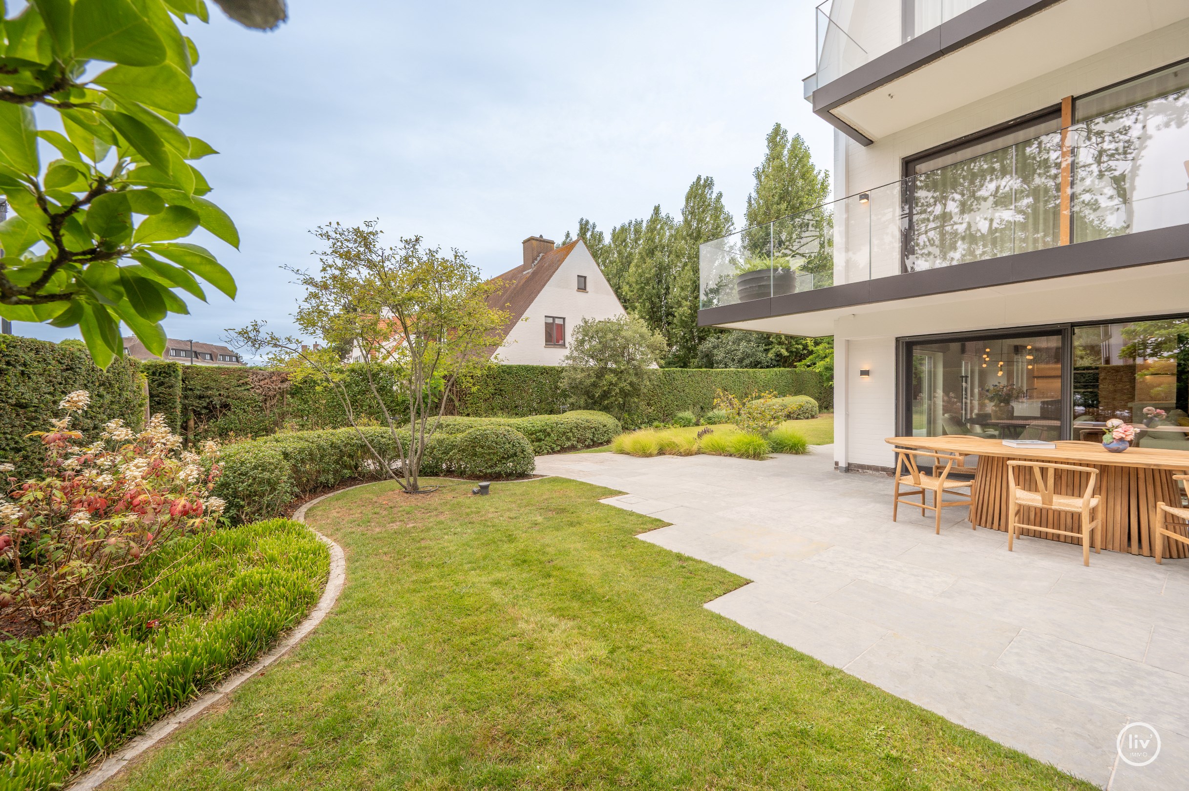 Magnifiek tuinappartement met zonovergoten tuin in het hart van het Zoute. 